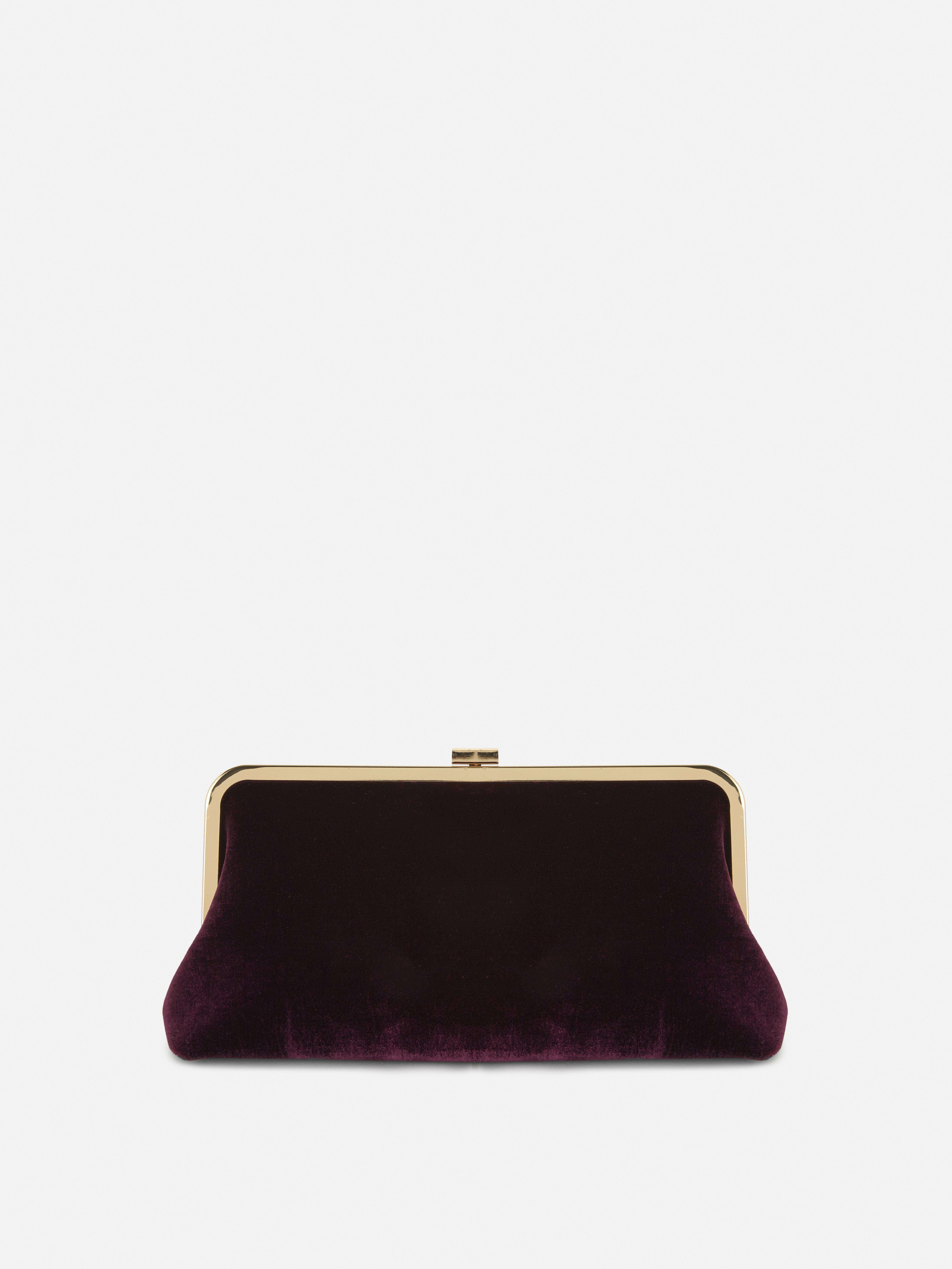 Clutch din catifea cu ramă. Acest clutch din catifea cu formă vintage completează orice ținută de seară.