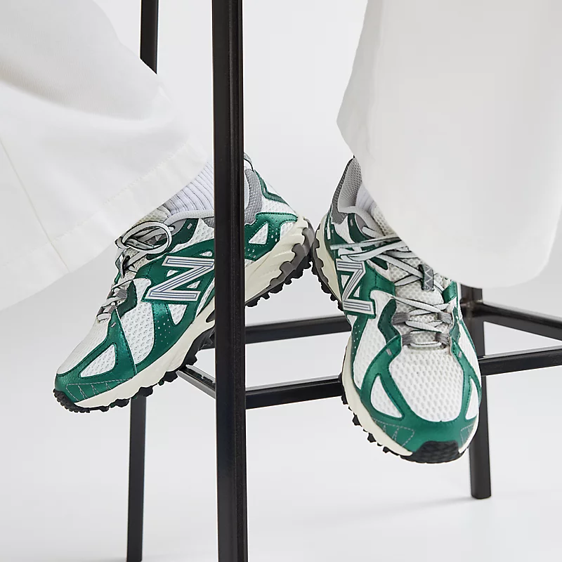 New Balance 610v1 unisex - Nightwatch Green z solą morską i szarością cienia