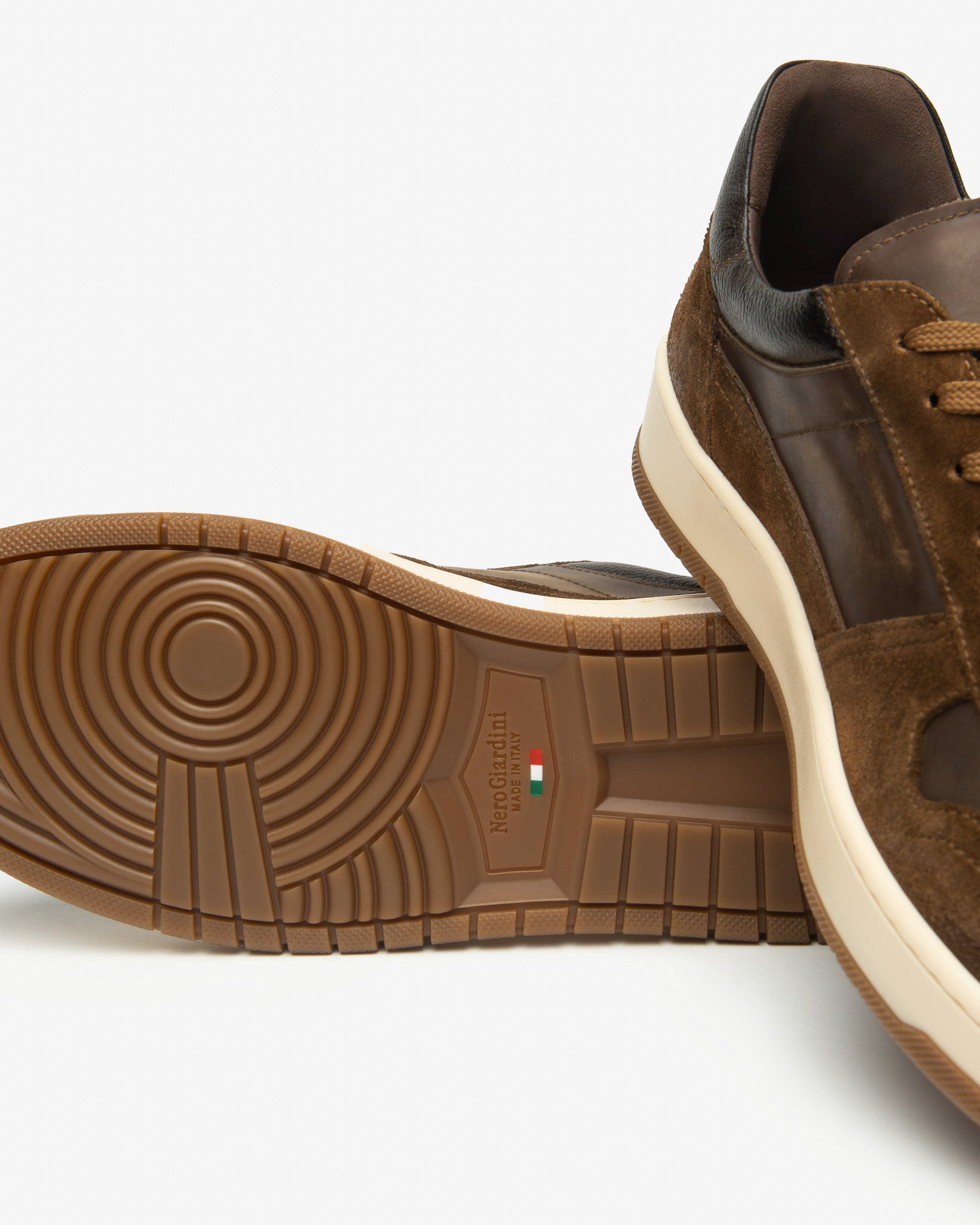  Miesten mokkanahka- ja nahkalenkkarit