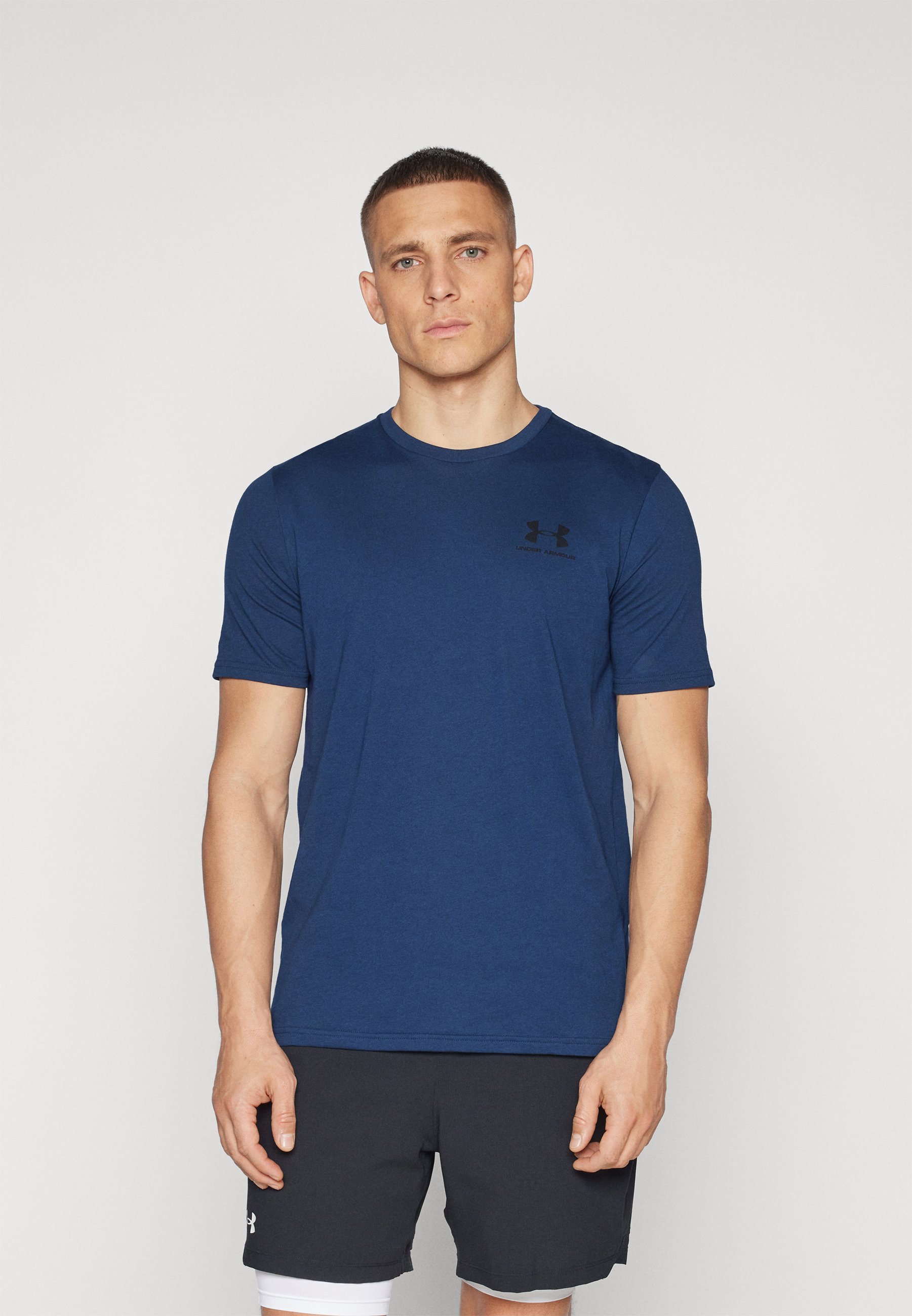 Koszulka z nadrukiem Under Armour z logo na lewej piersi - academy/czarna