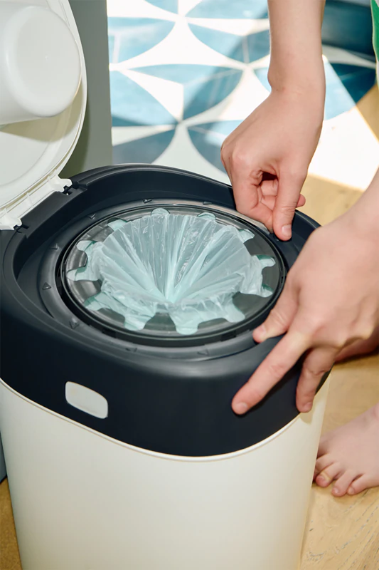 Cesto para fraldas Tommee Tippee Twist & Click branco + cesto para fraldas