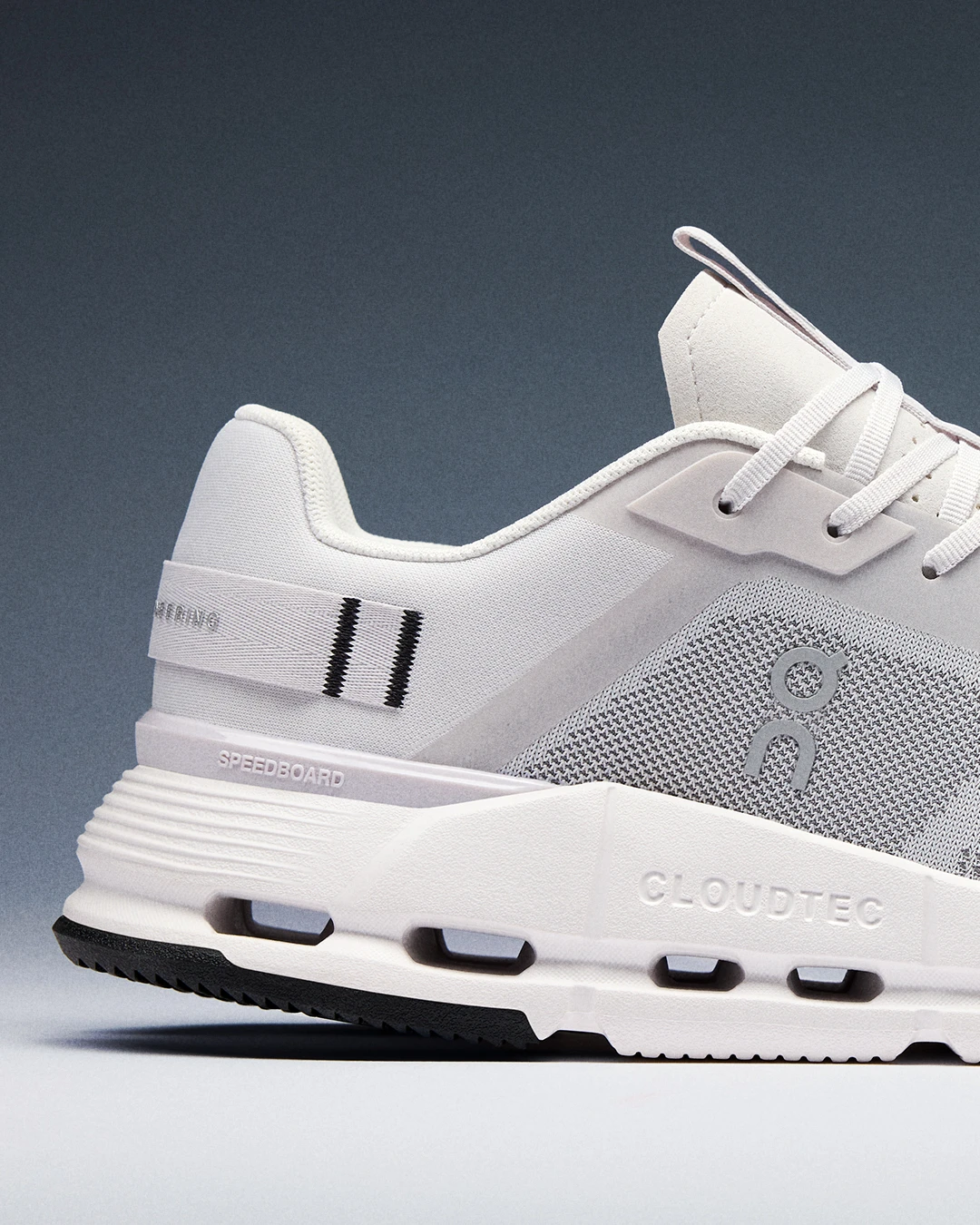 On Raquettes de tennis de table Cloudnova Form 2 TT pour homme, couleur sable et ivoire.