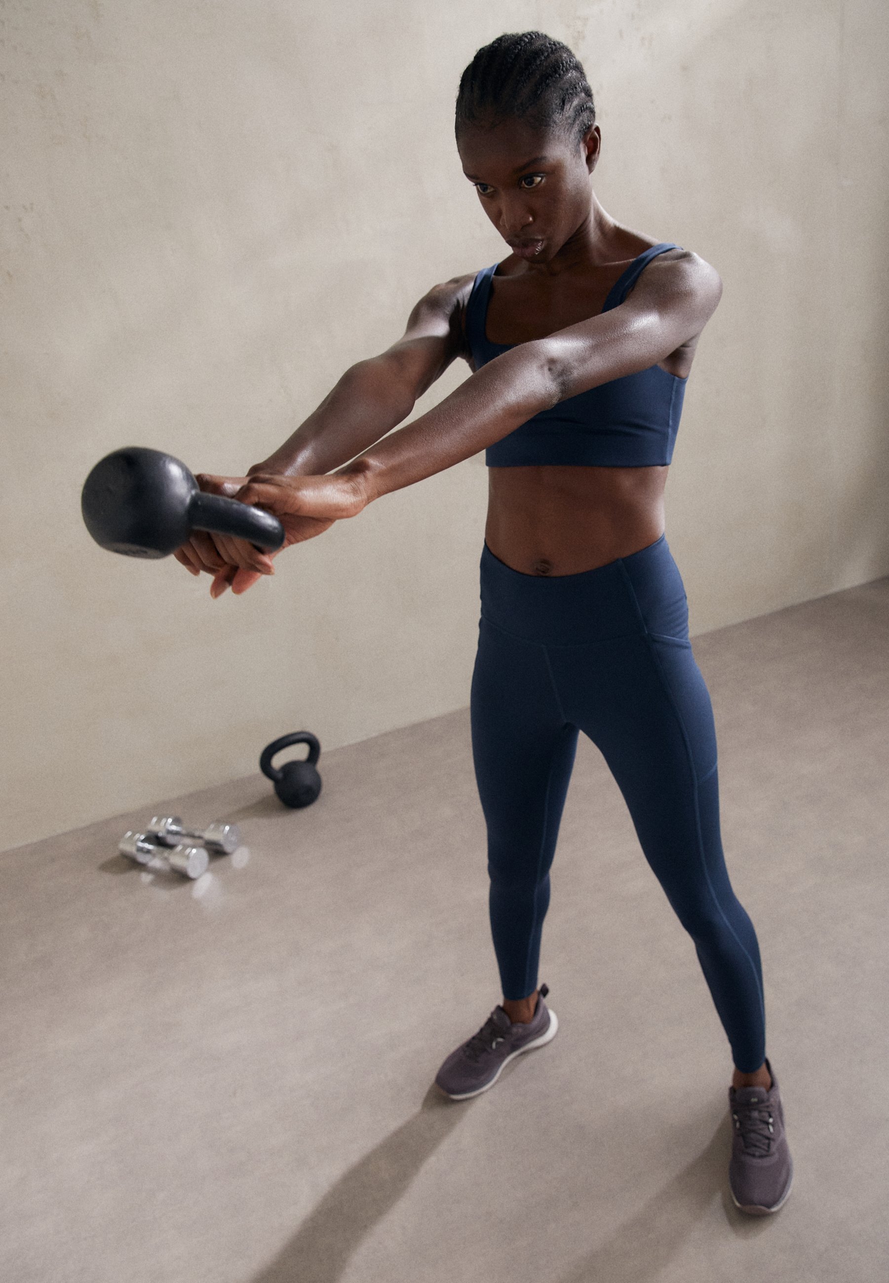 Soutien-gorge de sport à col carré TOMMY de Girlfriend Collective - maintien moyen - minuit