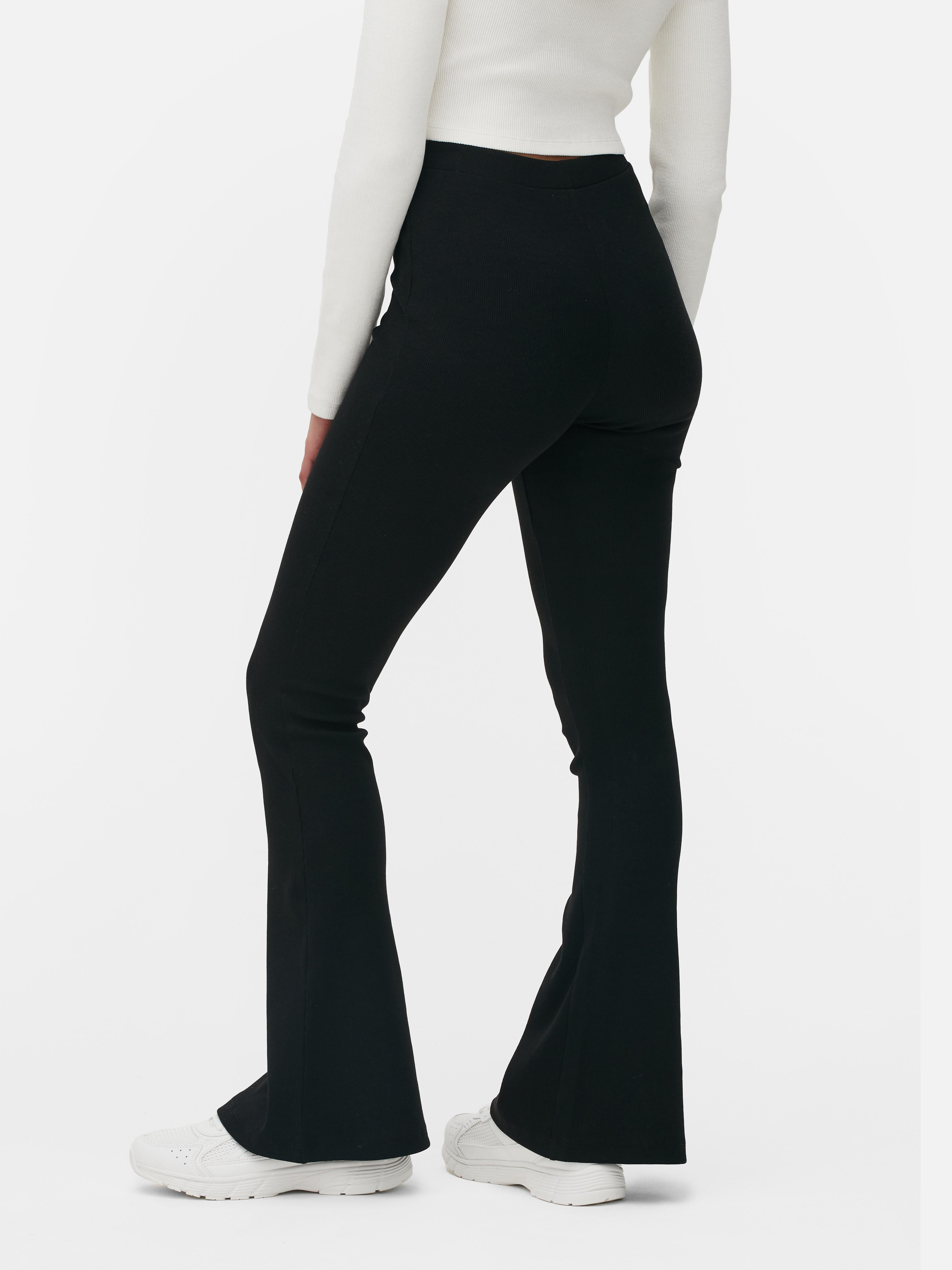 Leggings côtelés assortis à jambes larges. Ces leggings extensibles à taille mi-haute sont un indispensable décontracté à la coupe évasée.
