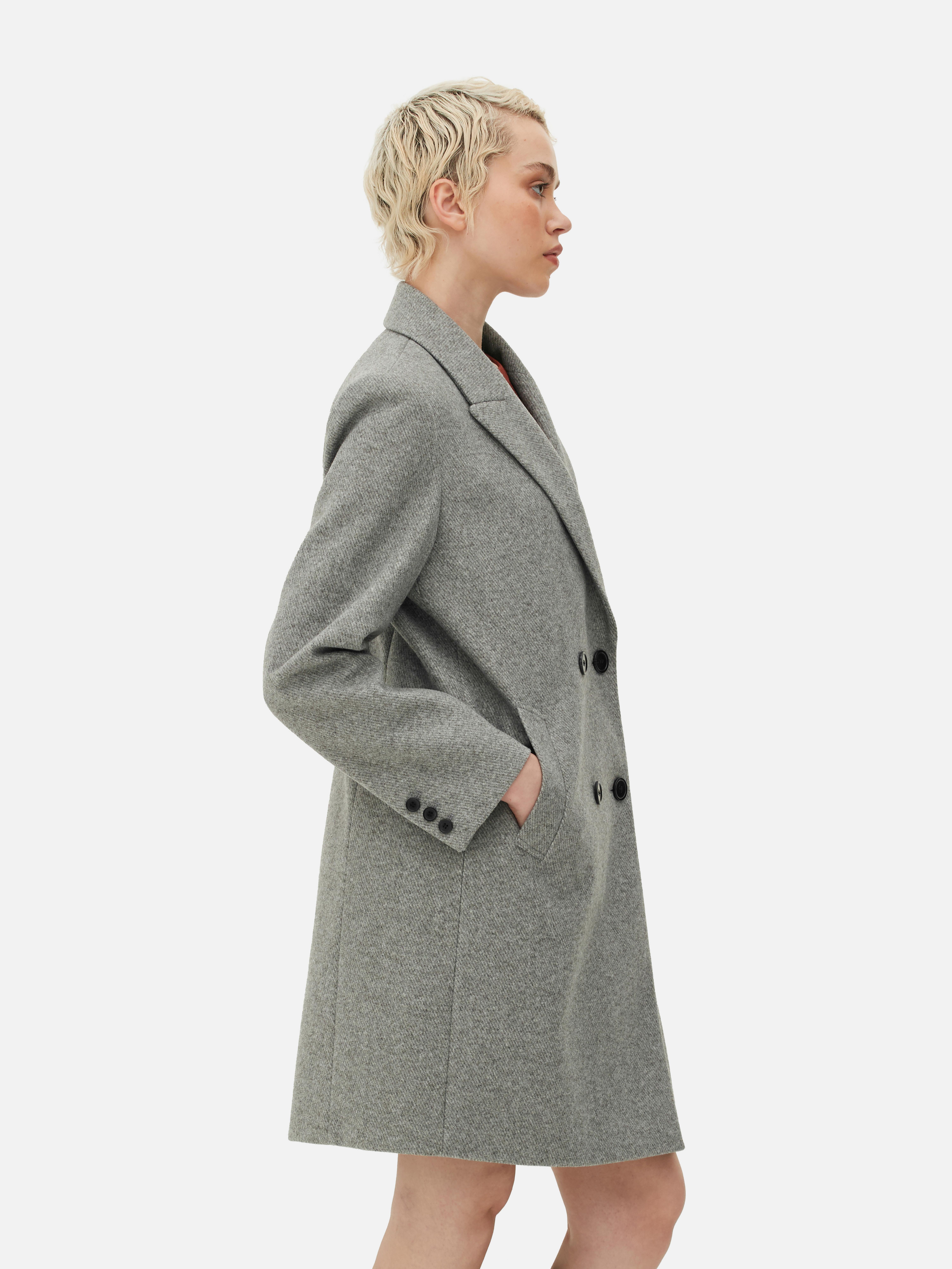 Palton twill cu două rânduri de nasturi. Acest palton twill cu două rânduri de nasturi, cu o croială modernă și revere crestate, este perfect pentru ținute casual sau elegante.