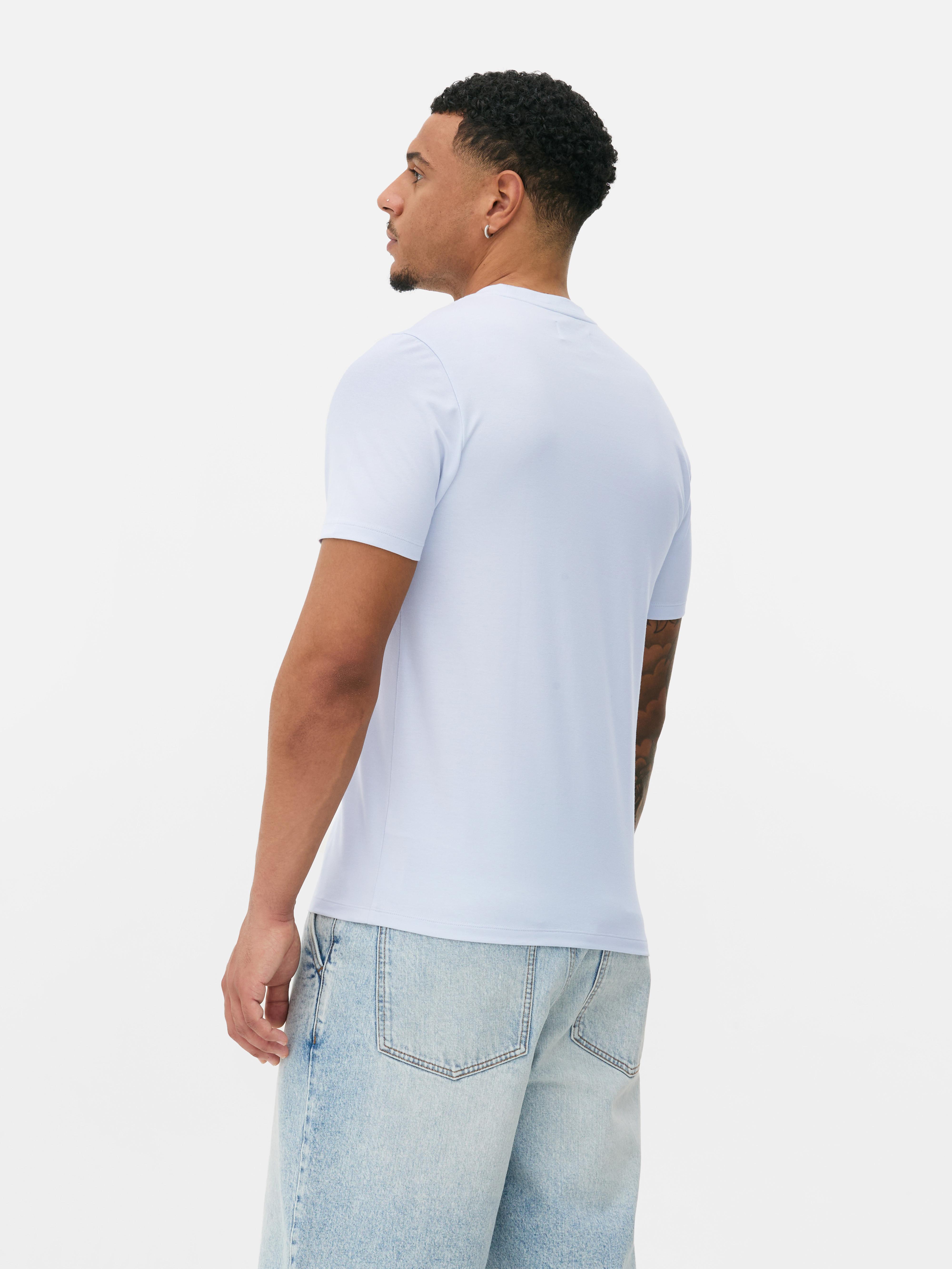Schmal geschnittenes T-Shirt, hauptsächlich aus Baumwolle. Dieses T-Shirt hat eine figurbetonte Passform, einen Rundhalsausschnitt und kurze Ärmel.