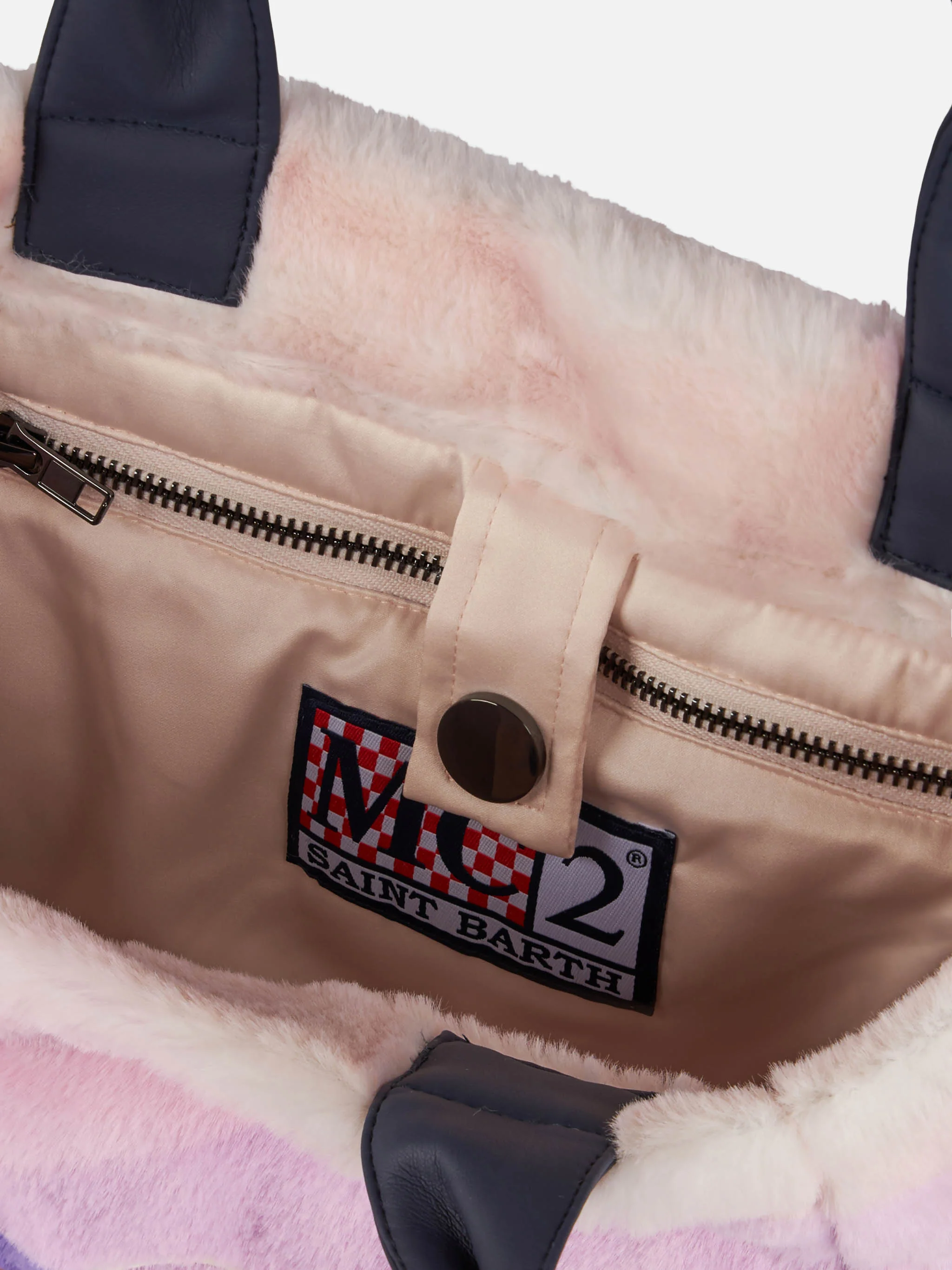 Colette handtas van zacht en pluizig materiaal met ansichtkaartjacquardprint.