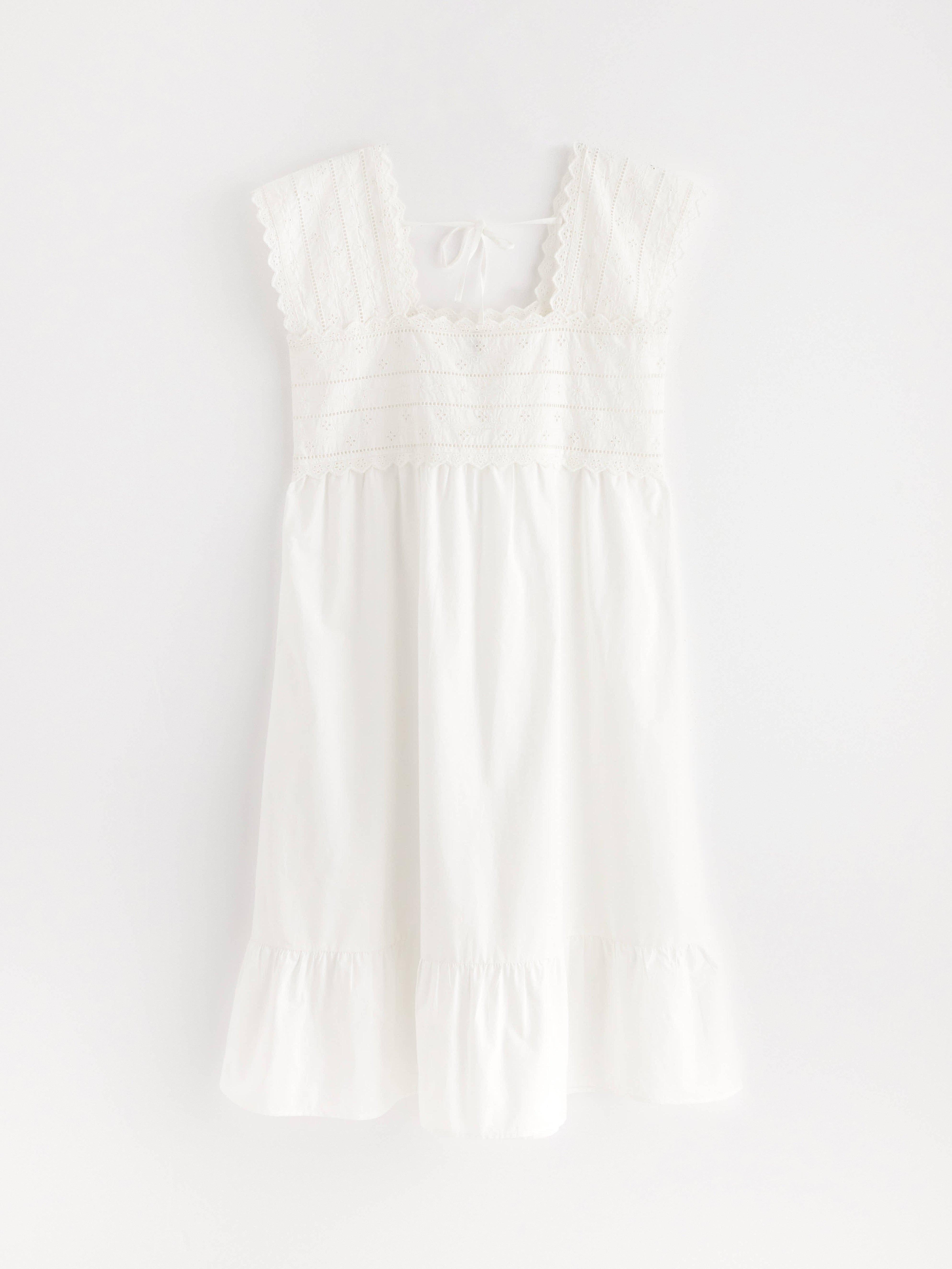 Camisola de dormir com bordado inglês branco
