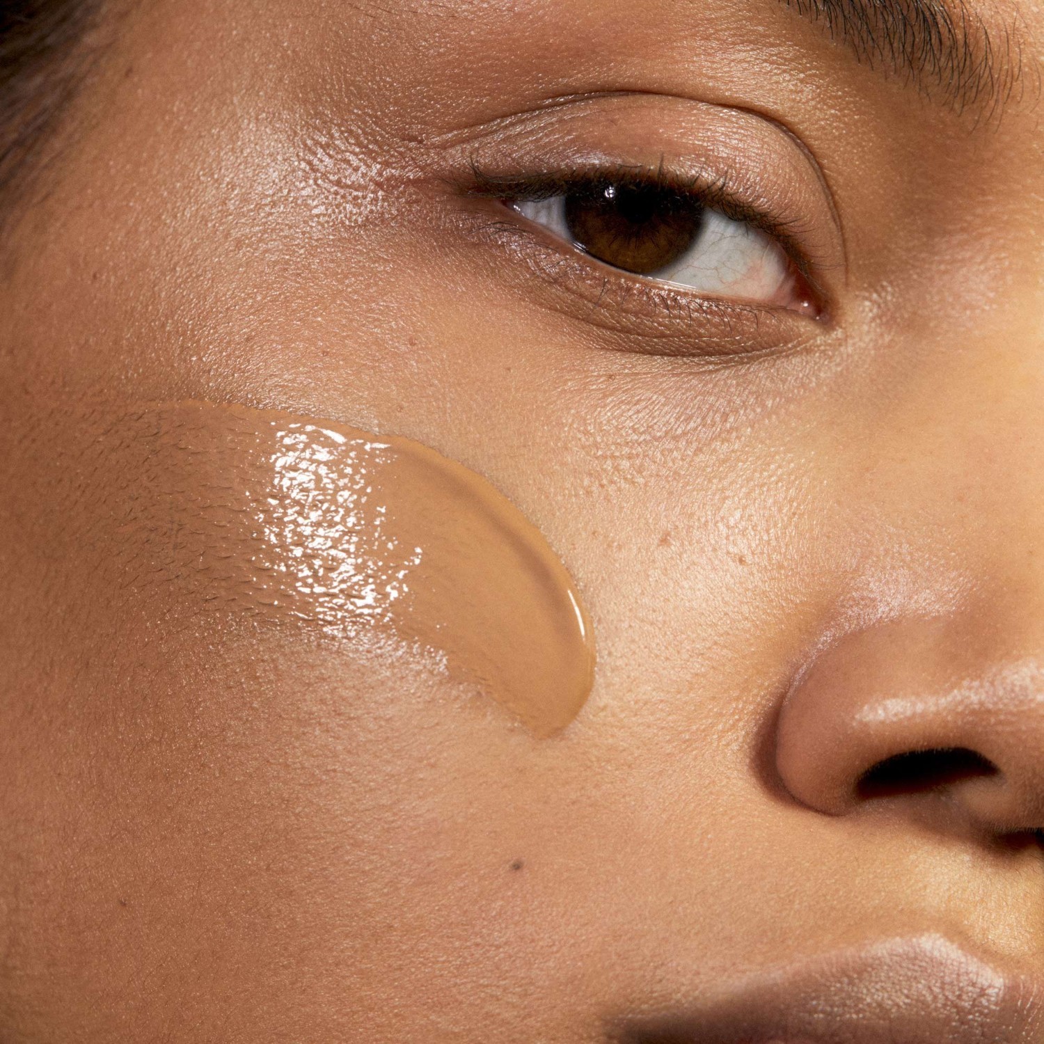 MÁDARA Foundation SKINONYM Semi-Matte Peptide Foundation, Nr. 15 AKMENS - 30 ml