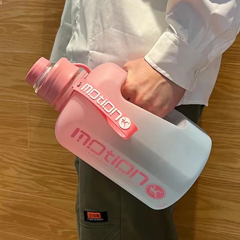 Gourde de sport de 2 litres avec paille, grande capacité, en plastique dégradé, portable et réutilisable, idéale pour le fitness et les activités de plein air.