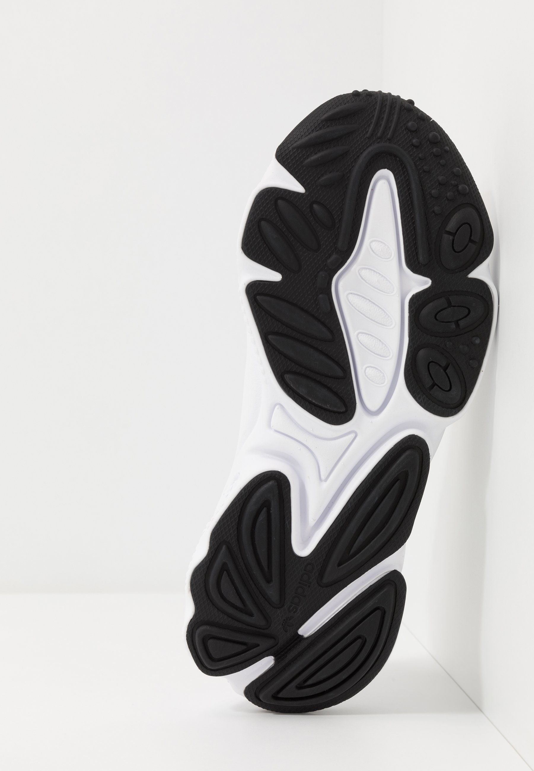 adidas Originals OZWEEGO - Sneakers - schoenen wit/core black