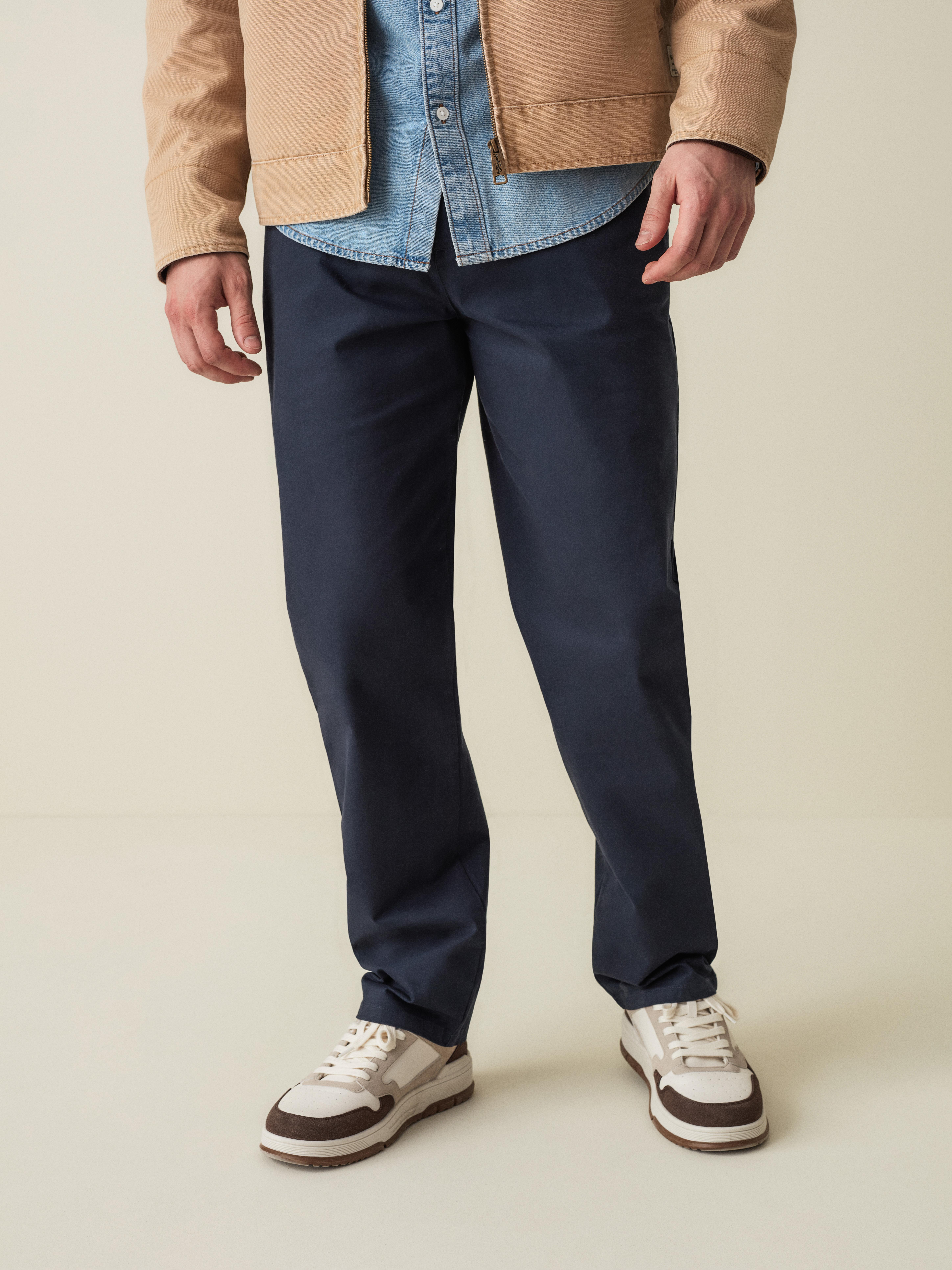 Pantaloni chino elastici cu croială dreaptă, cu închidere ascunsă cu nasturi și buzunare laterale practice