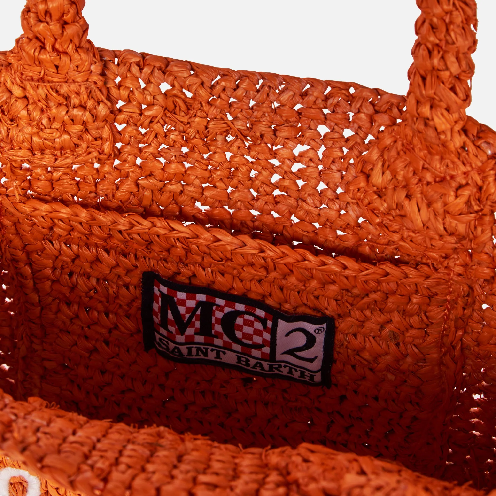 Mini toilettasje van oranje raffia met borduurwerk aan de voorkant