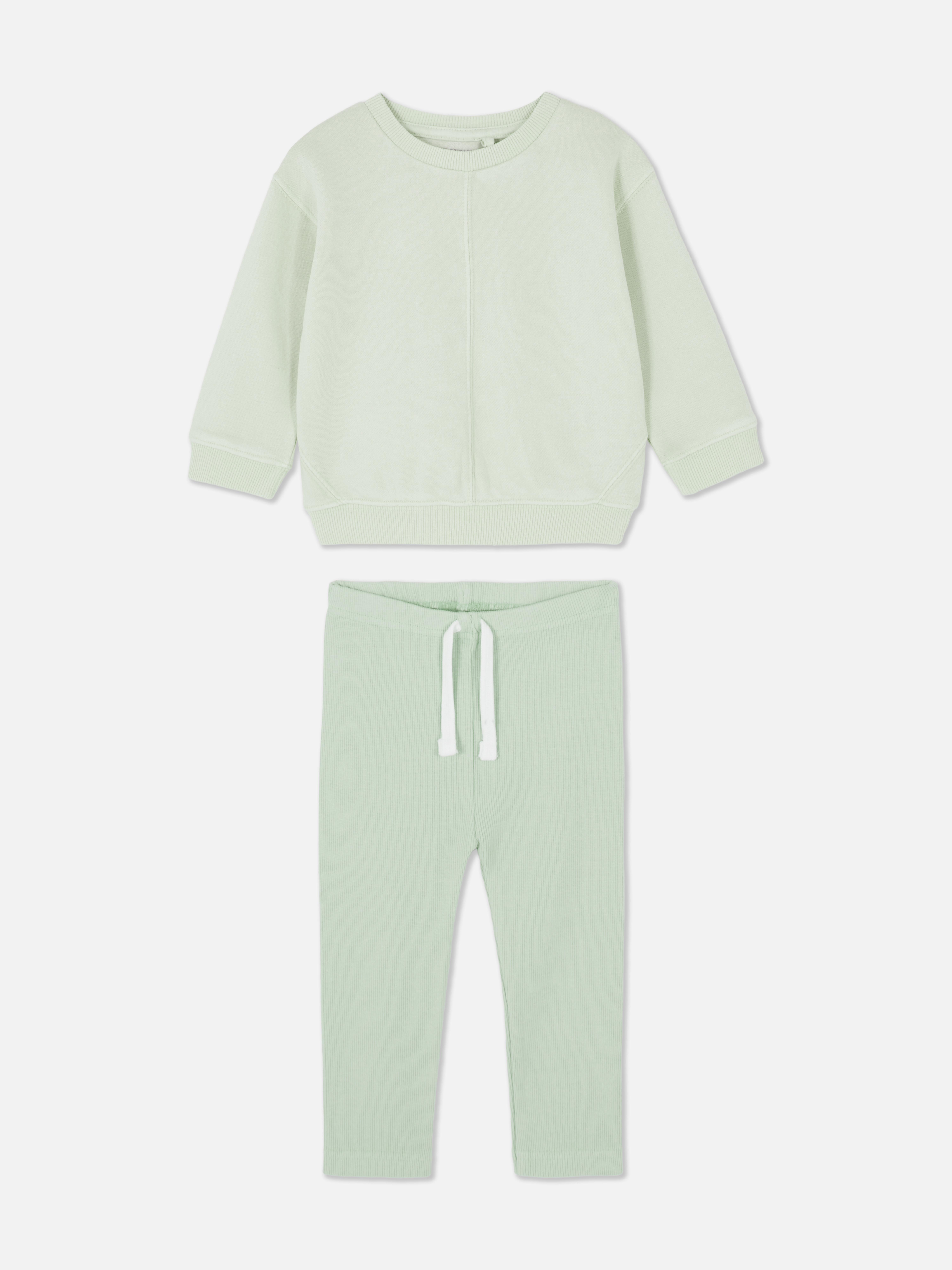 Passendes Set aus Sweatshirt und Leggings. Dieses Bekleidungsset besteht aus einem Sweatshirt und einer passenden Leggings.