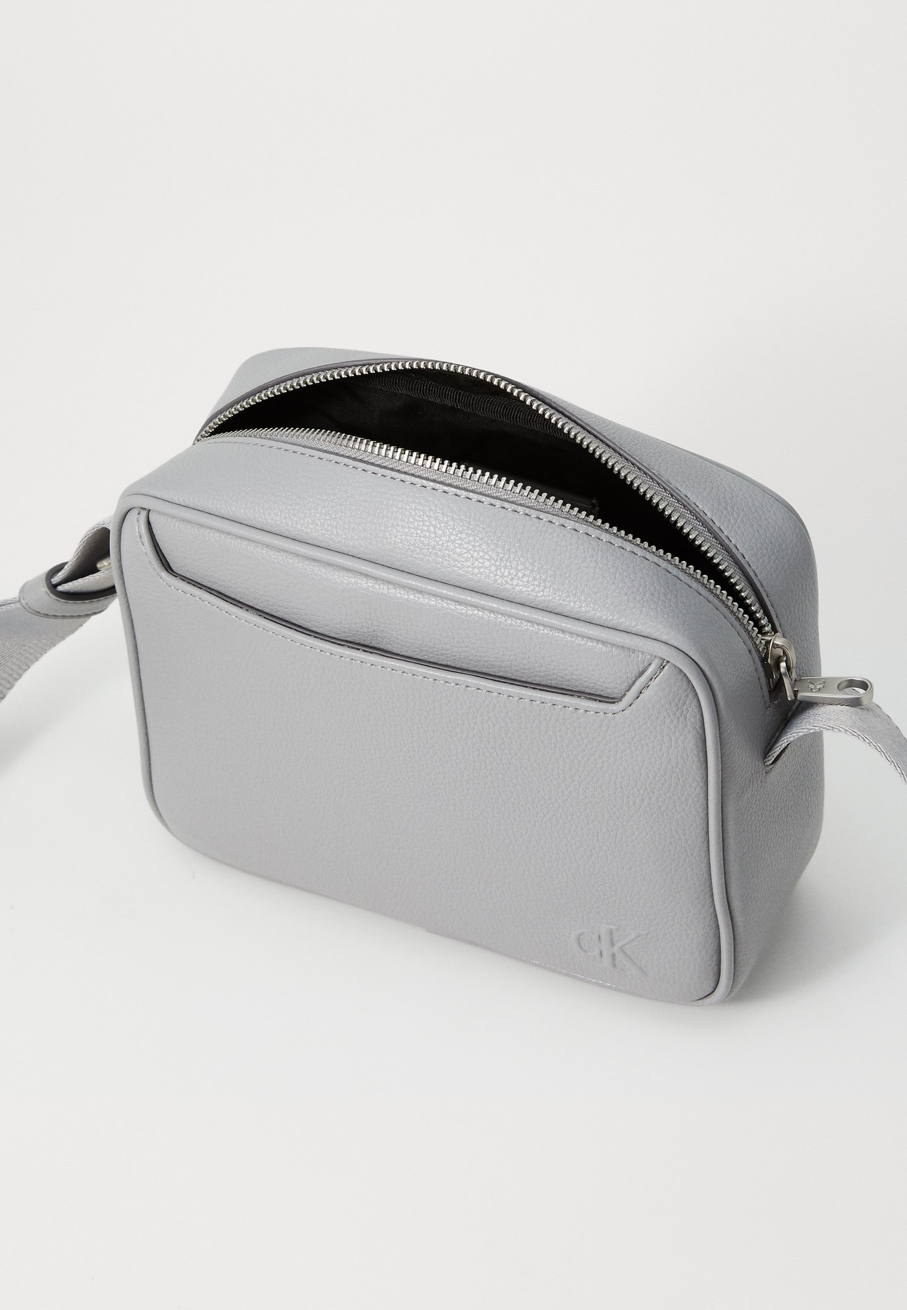 Calvin Klein WEBBING STRAP CAMERA TÁSKA - Keresztpántos táska - szürke