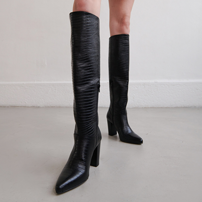 Bottes hautes à talons et bouts pointus  en cuir reptile noir