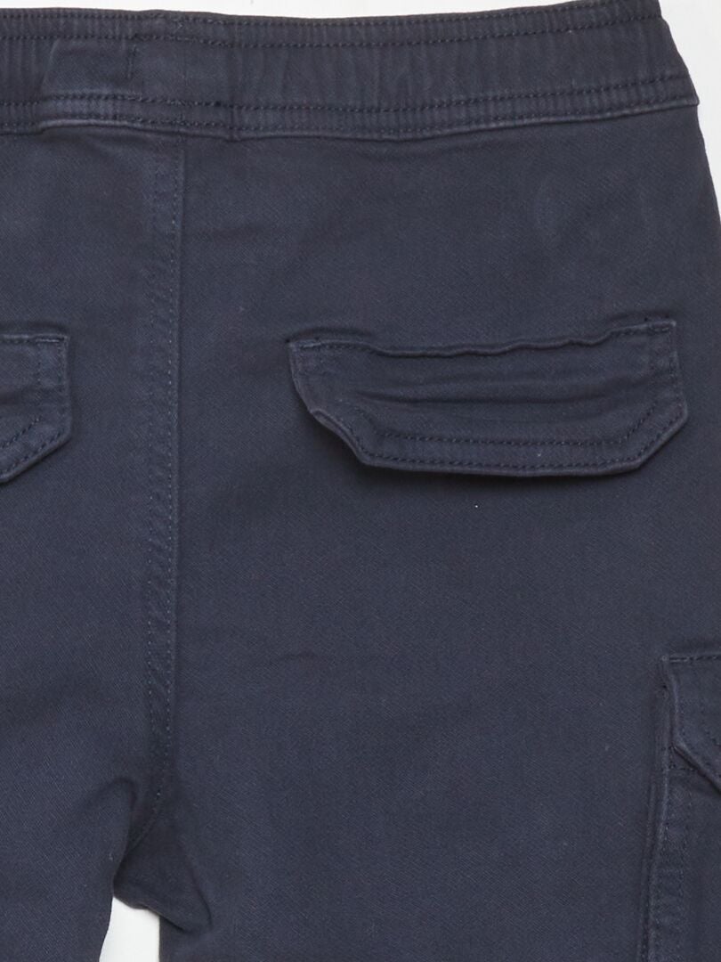 Calças com bolsos laterais - PRETAS
