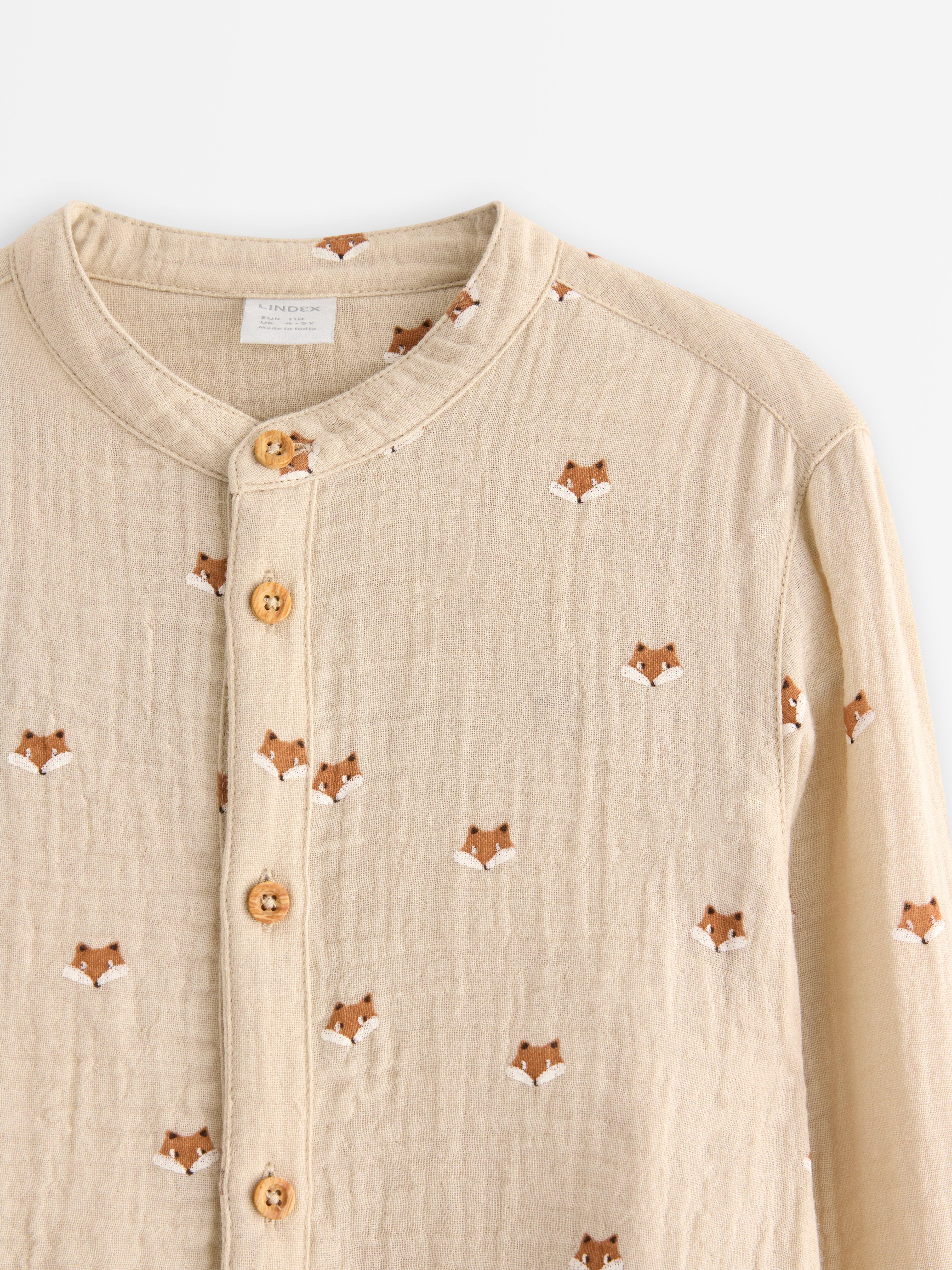 Camisa de algodón color beige claro.