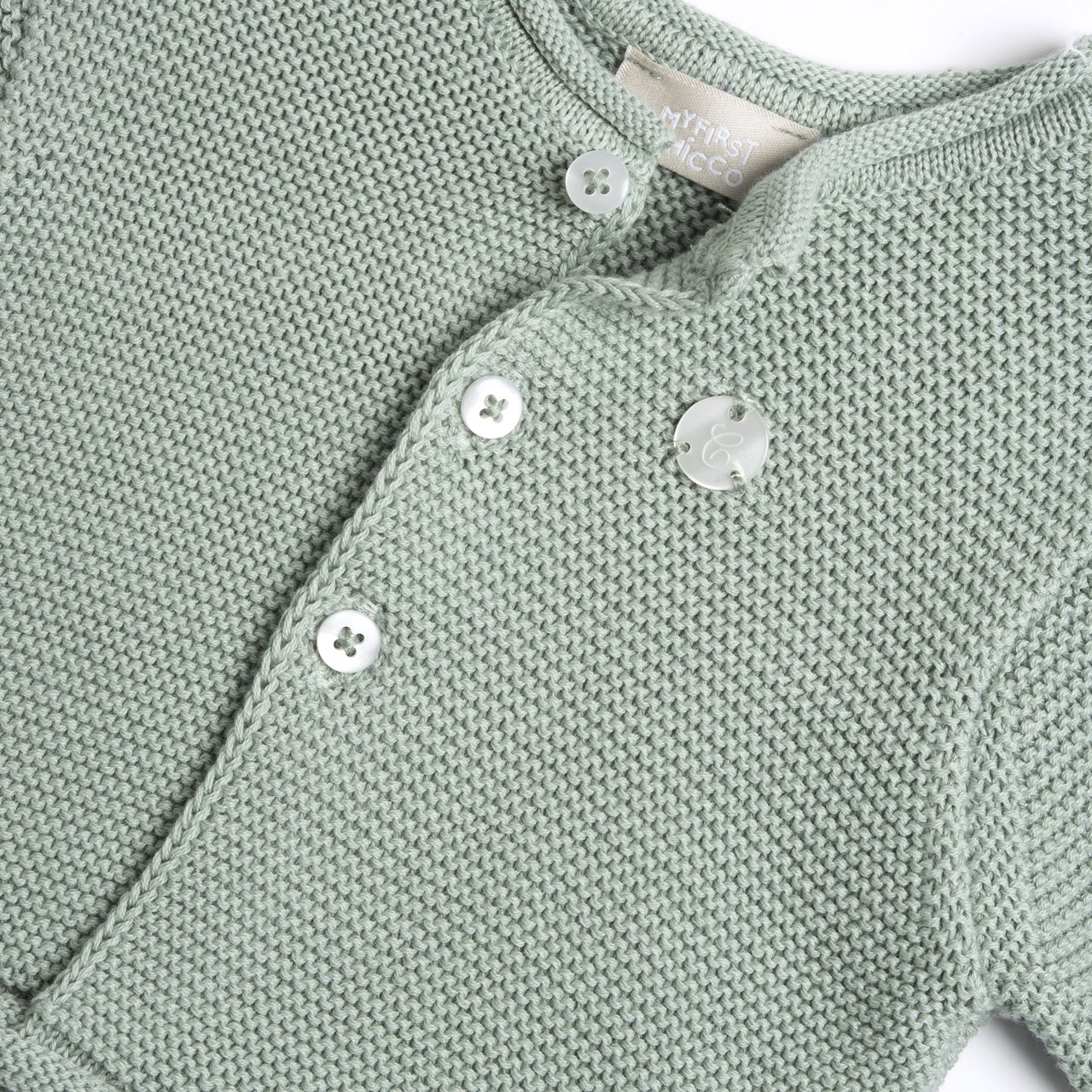 Grüner Strickpullover mit Knöpfen