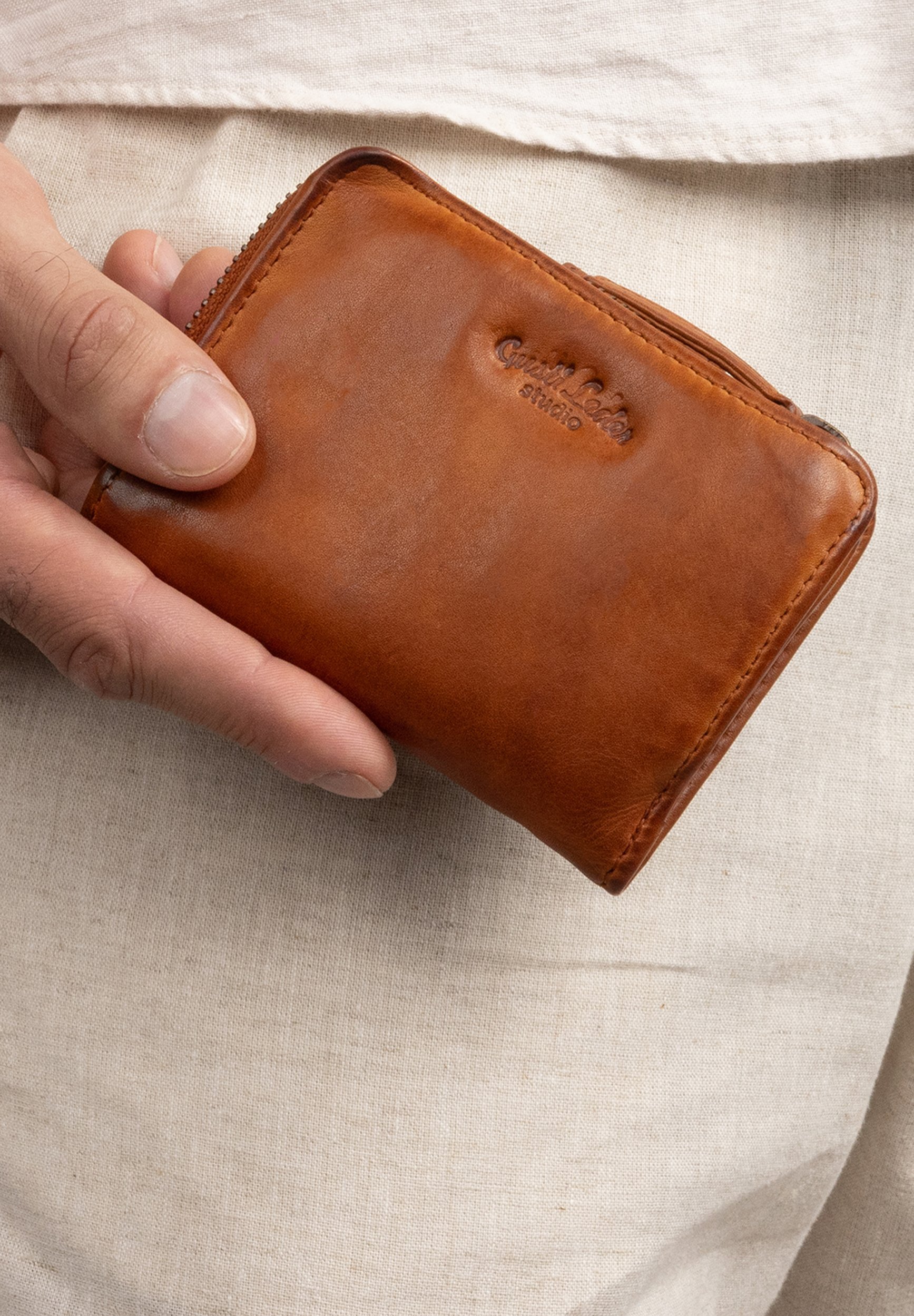 Gusti Leder AVNI - Portemonnee - cognac