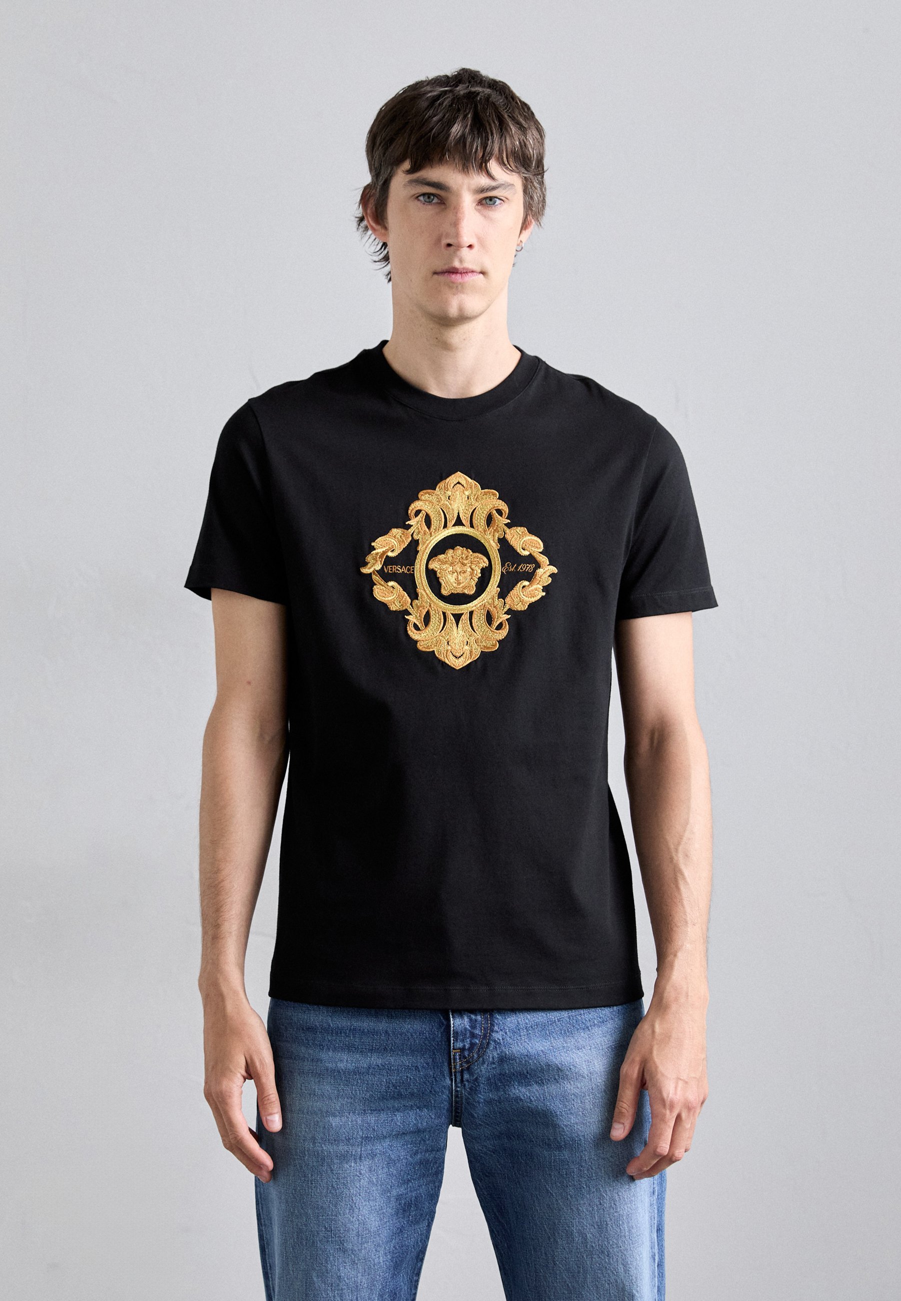 Versace ARCHITECTURAL BAROCCO CREST EMBROIDERY - T-shirt met print - zwart