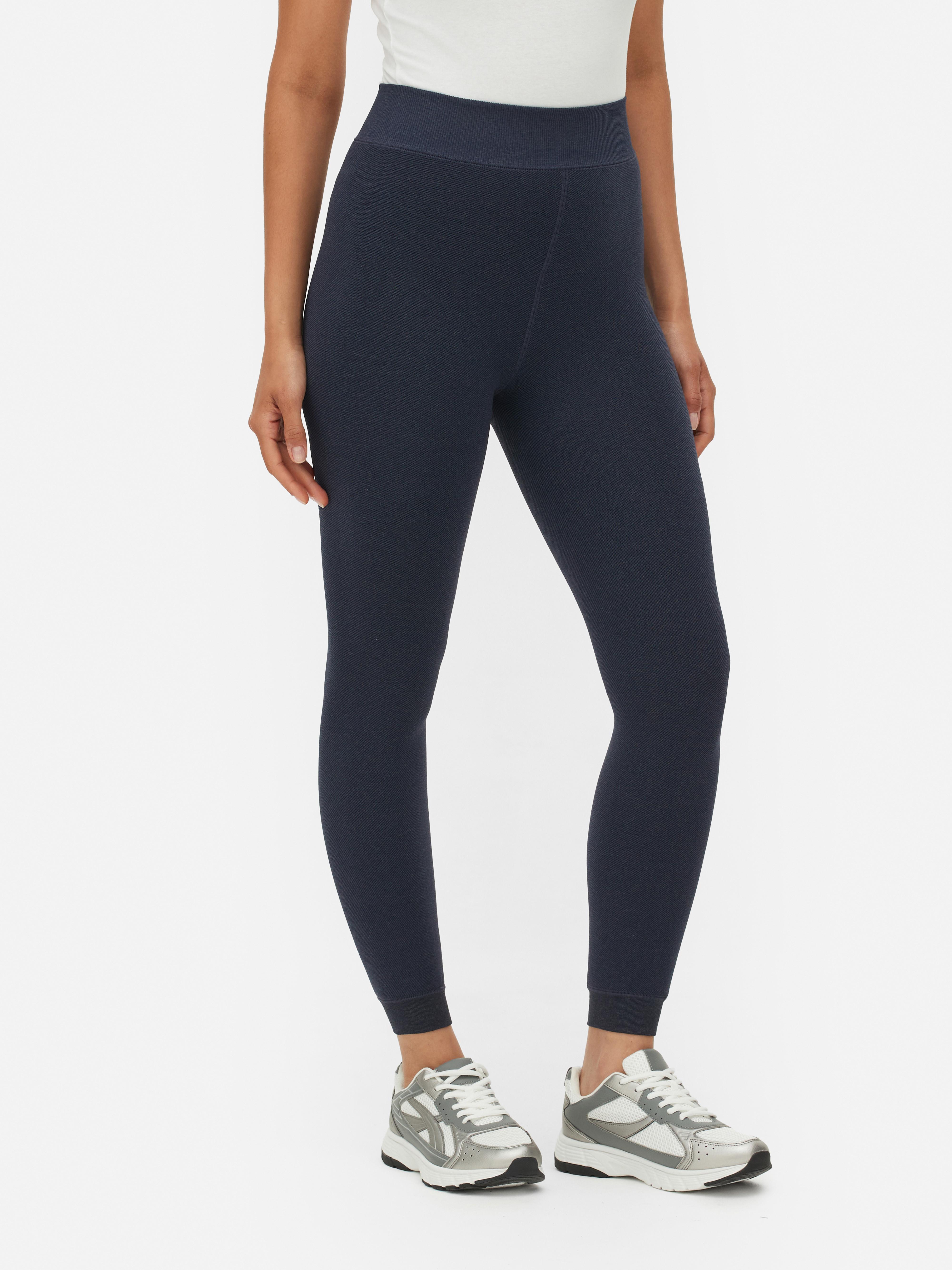 Colanți cu căptușeală catifelată și aspect denim. Acești colanți cu căptușeală moale și aspect denim reprezintă combinația perfectă între confort și stil.