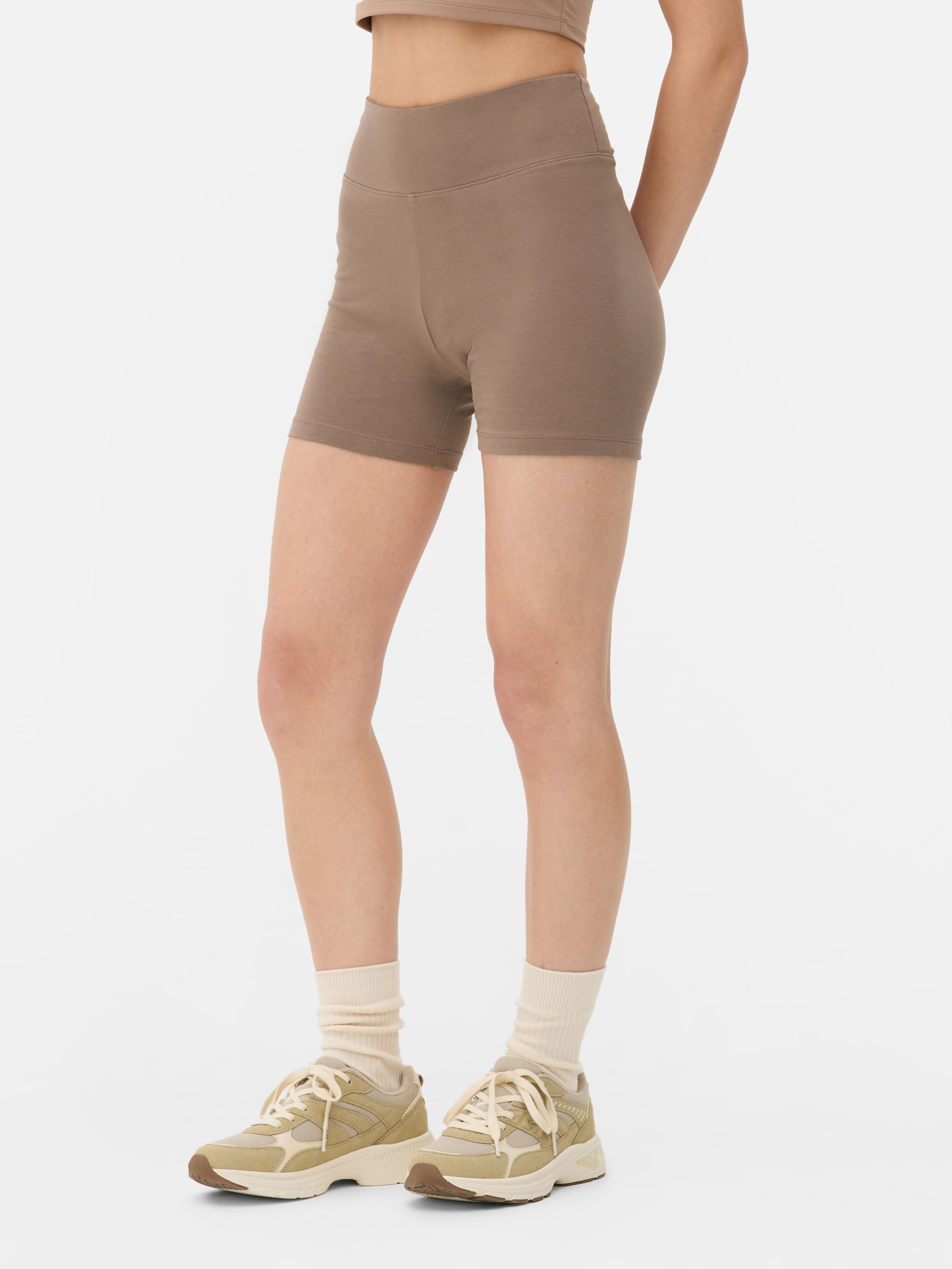 Pantaloni scurți de yoga cu talie înaltă, set de 2 Un set de doi pantaloni scurți de yoga pentru a-ți pune în valoare statul în cap