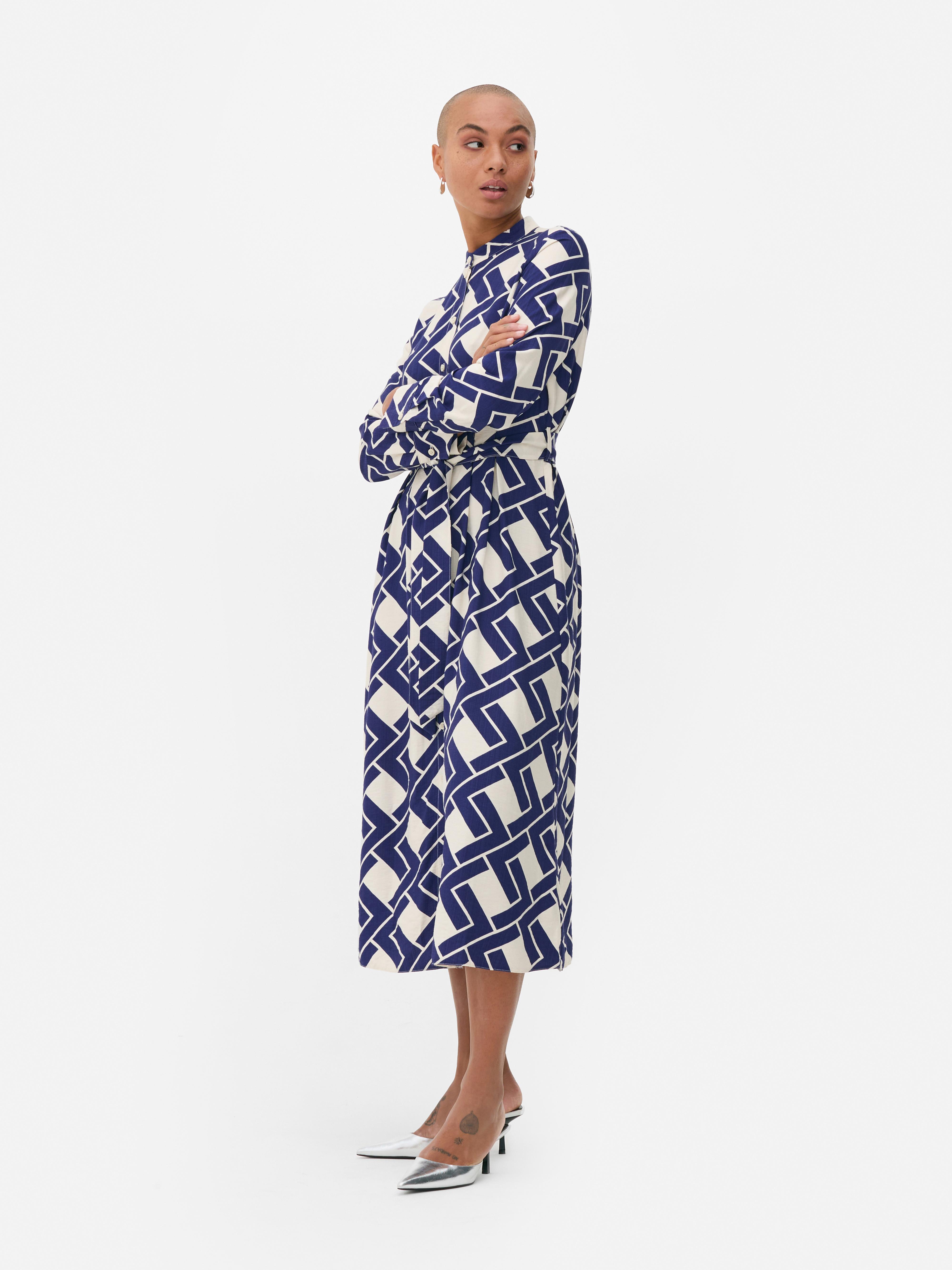 Rochie cămașă cu model geometric O rochie cămașă cu model geometric, guler tip bandă, închidere cu nasturi și curea legată