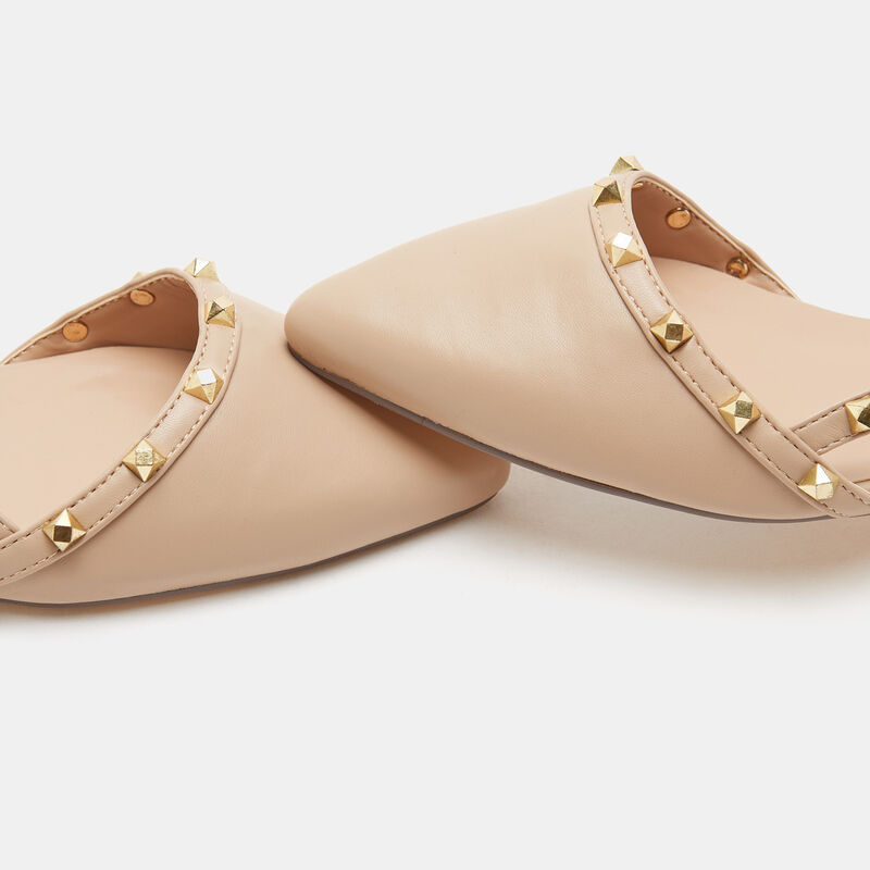 Ballerinor med spetsiga tå och nitar