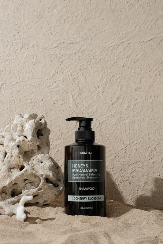 Shampoo natural KUNDAL com mel e flor de cerejeira macadâmia para cabelos secos e danificados.