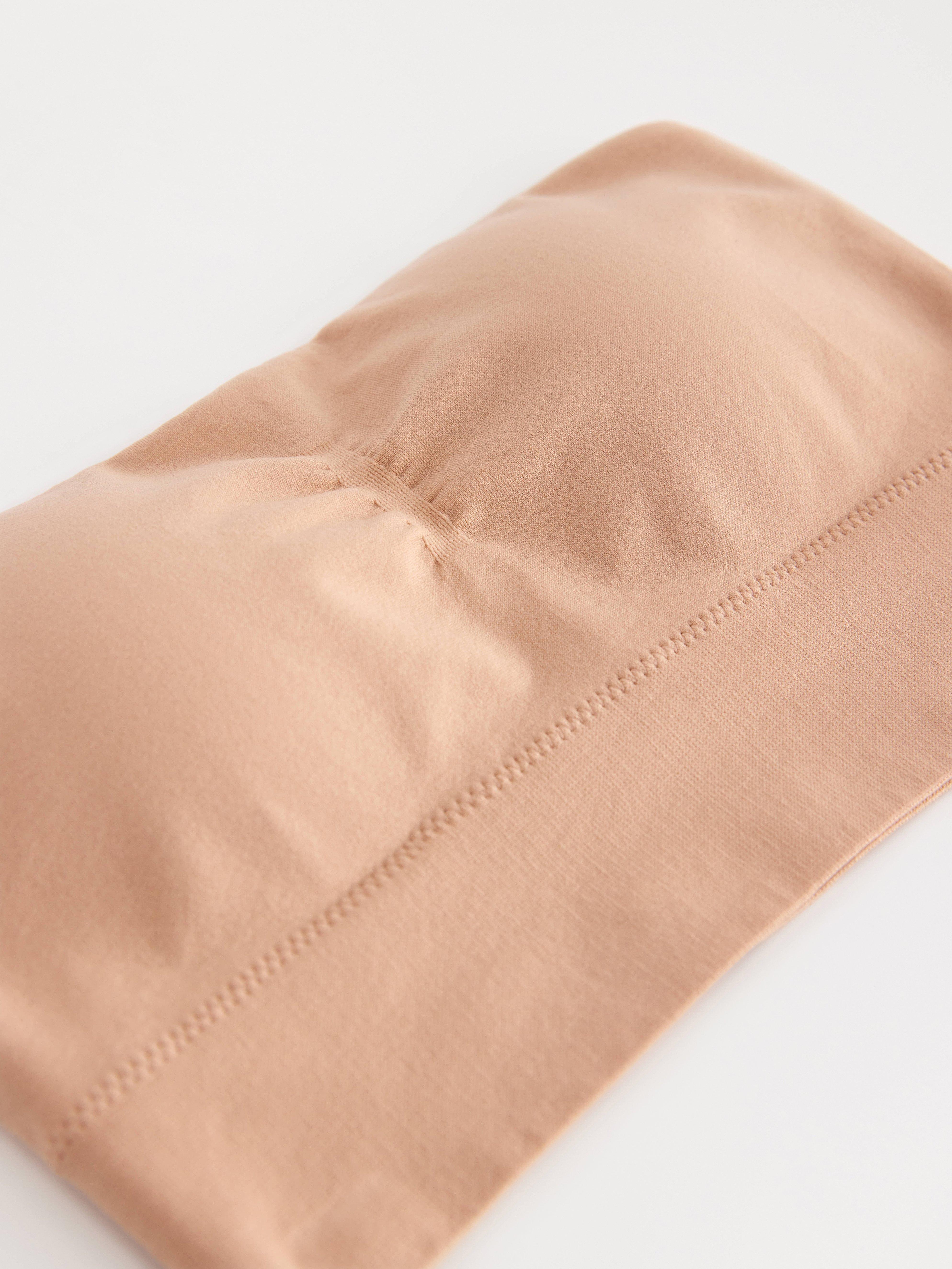 Sujetador bandeau sin costuras, color beige.