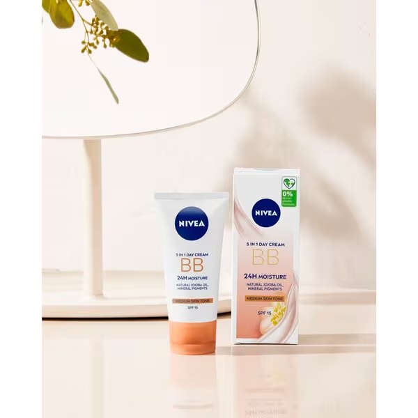 NIVEA 5 viename SPF15 vidutinio atspalvio BB kremas<br>50ml - Visiems odos tipams