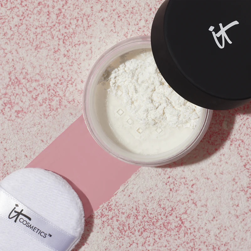 IT Cosmetics Bye Bye Pores Poreless Finish birstošais pūderis samtainam, izgaismojošam efektam