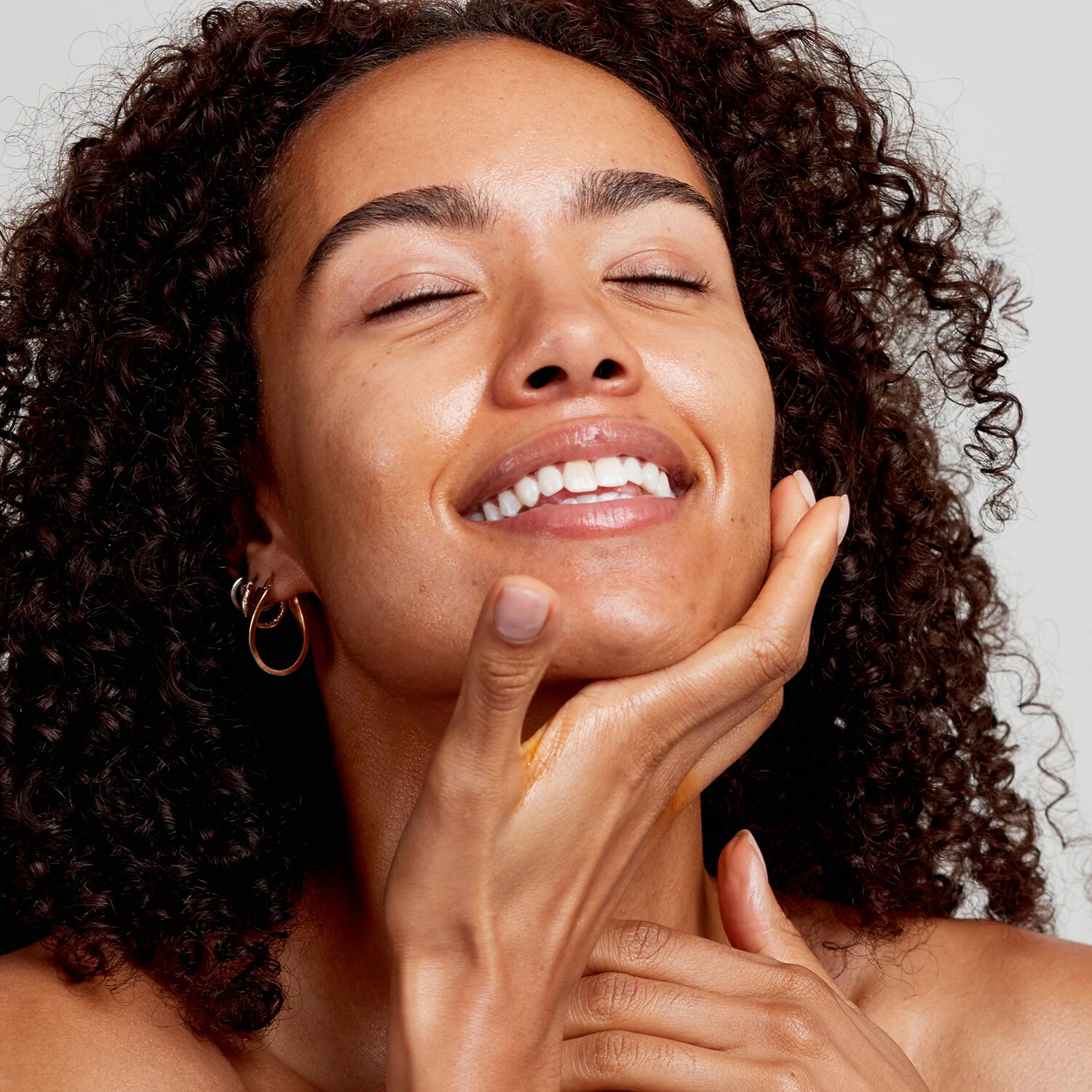 Bioregenerare cu măceșe - Ulei facial universal cu măceșe