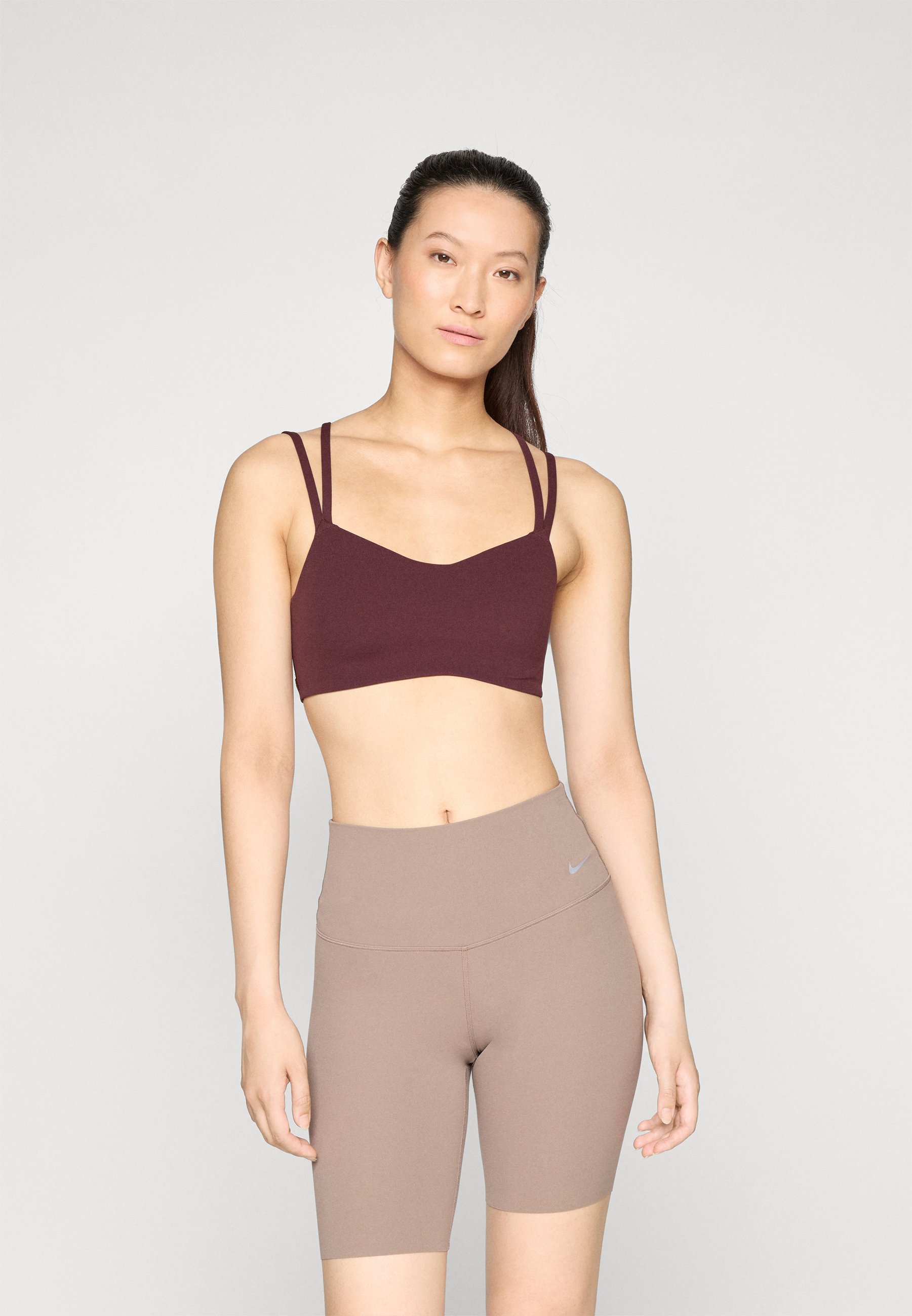 Nike Performance ALATE TRACE BRA – Sport-BH mit leichtem Halt – Burgunderrot/Weiß