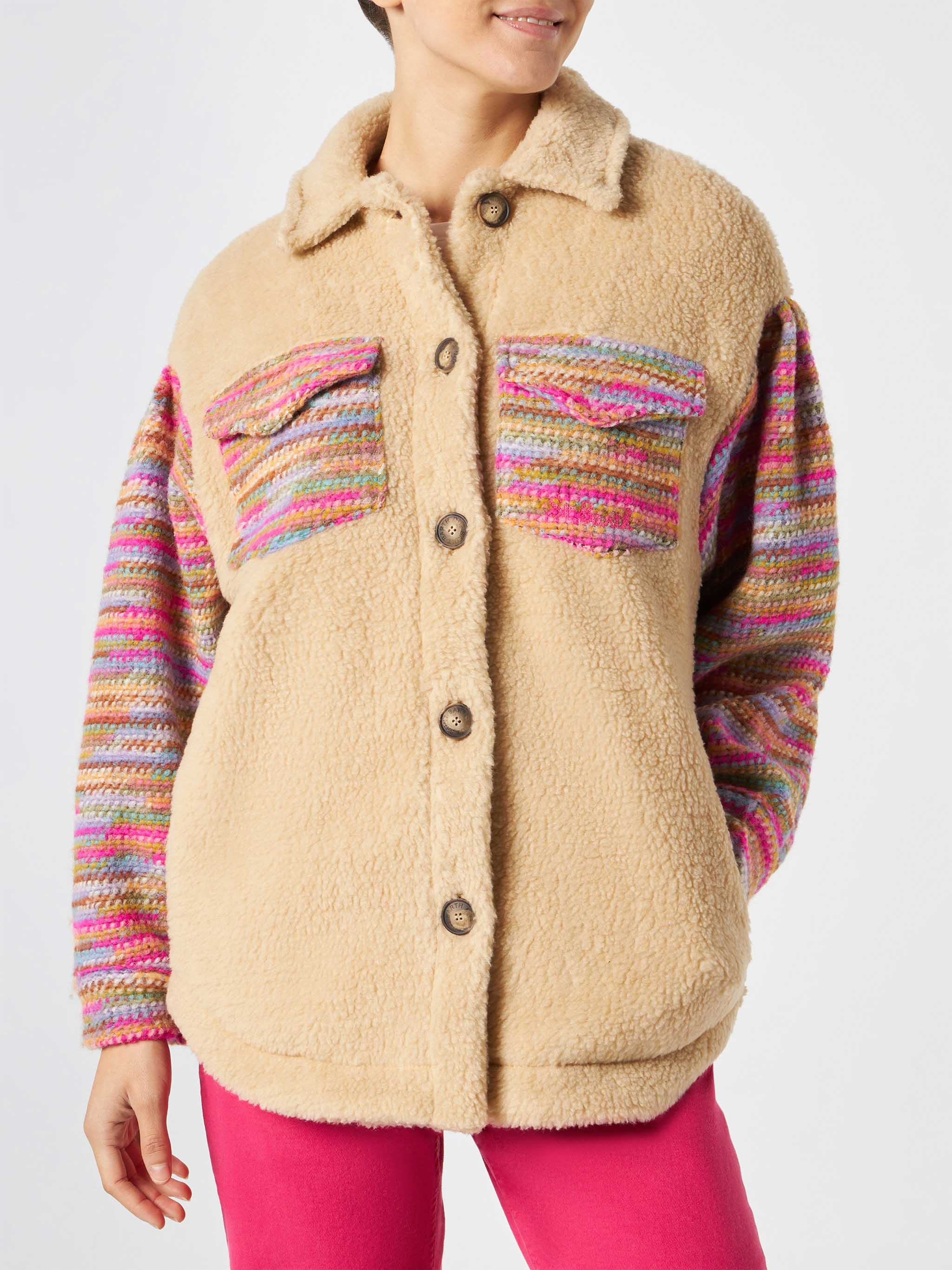 Sobrecamisa de sherpa para mujer con detalles de ganchillo