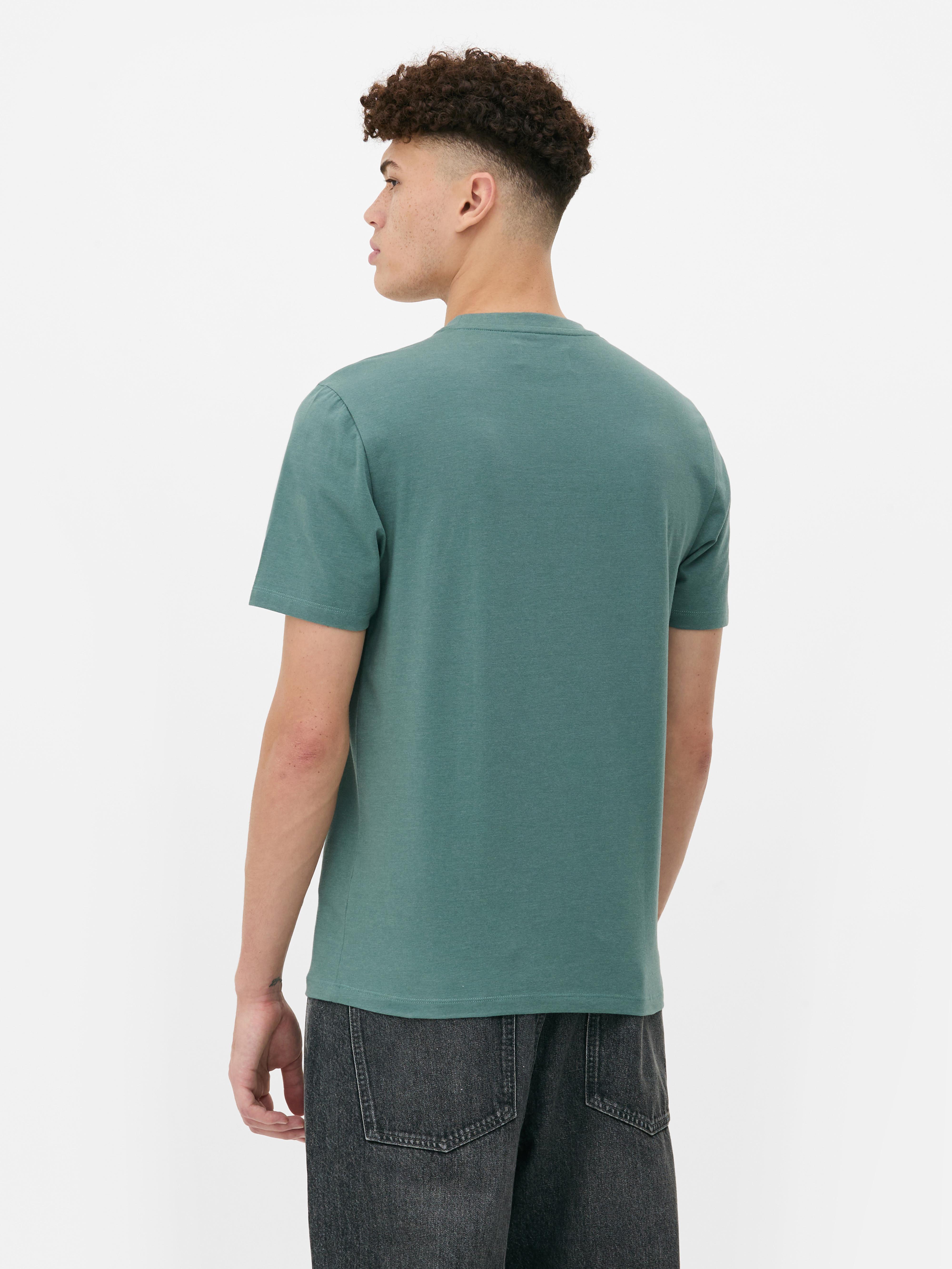 Schmal geschnittenes T-Shirt, hauptsächlich aus Baumwolle. Dieses T-Shirt hat eine figurbetonte Passform, einen Rundhalsausschnitt und kurze Ärmel.
