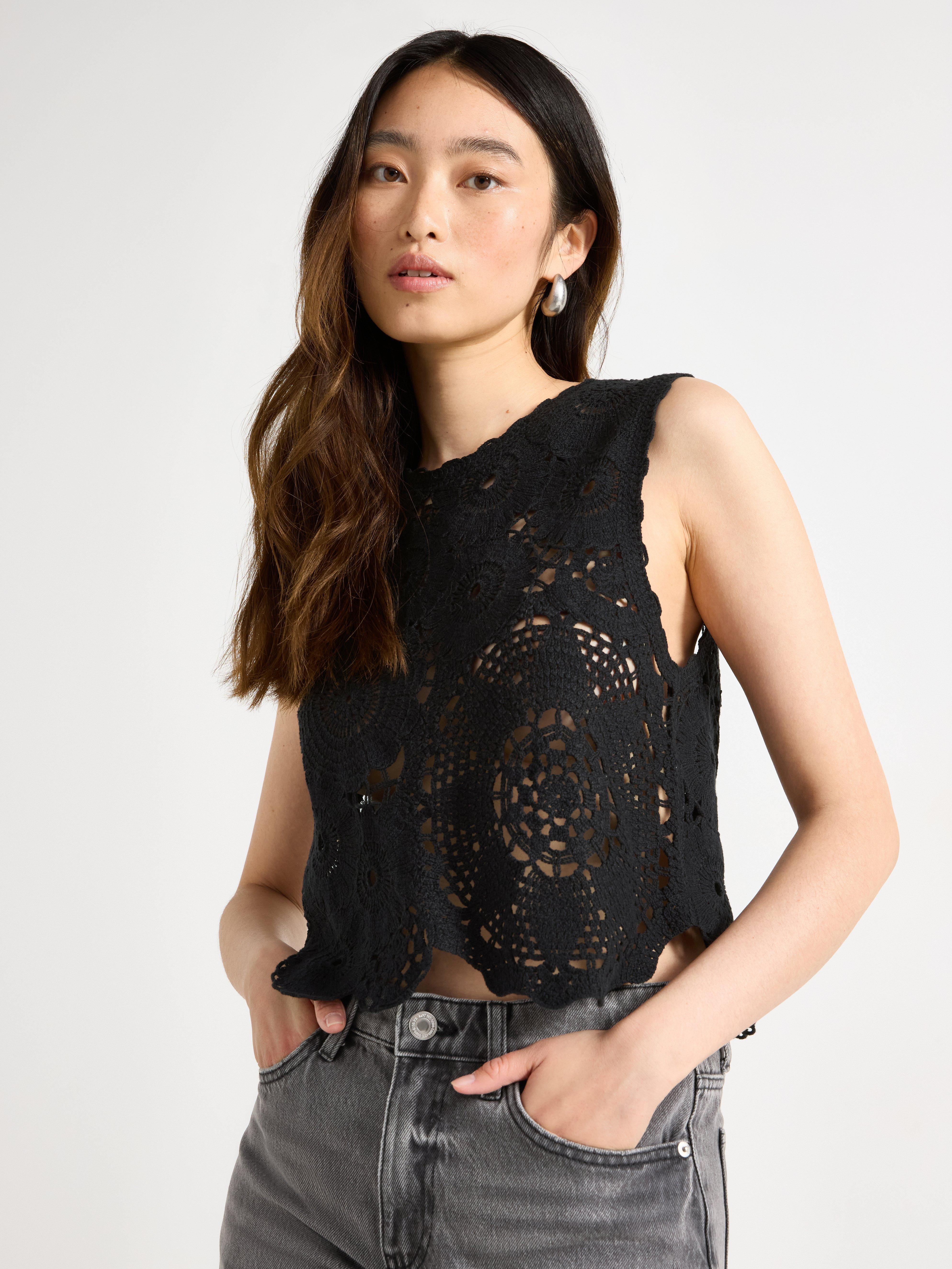 Top com detalhe de crochê preto