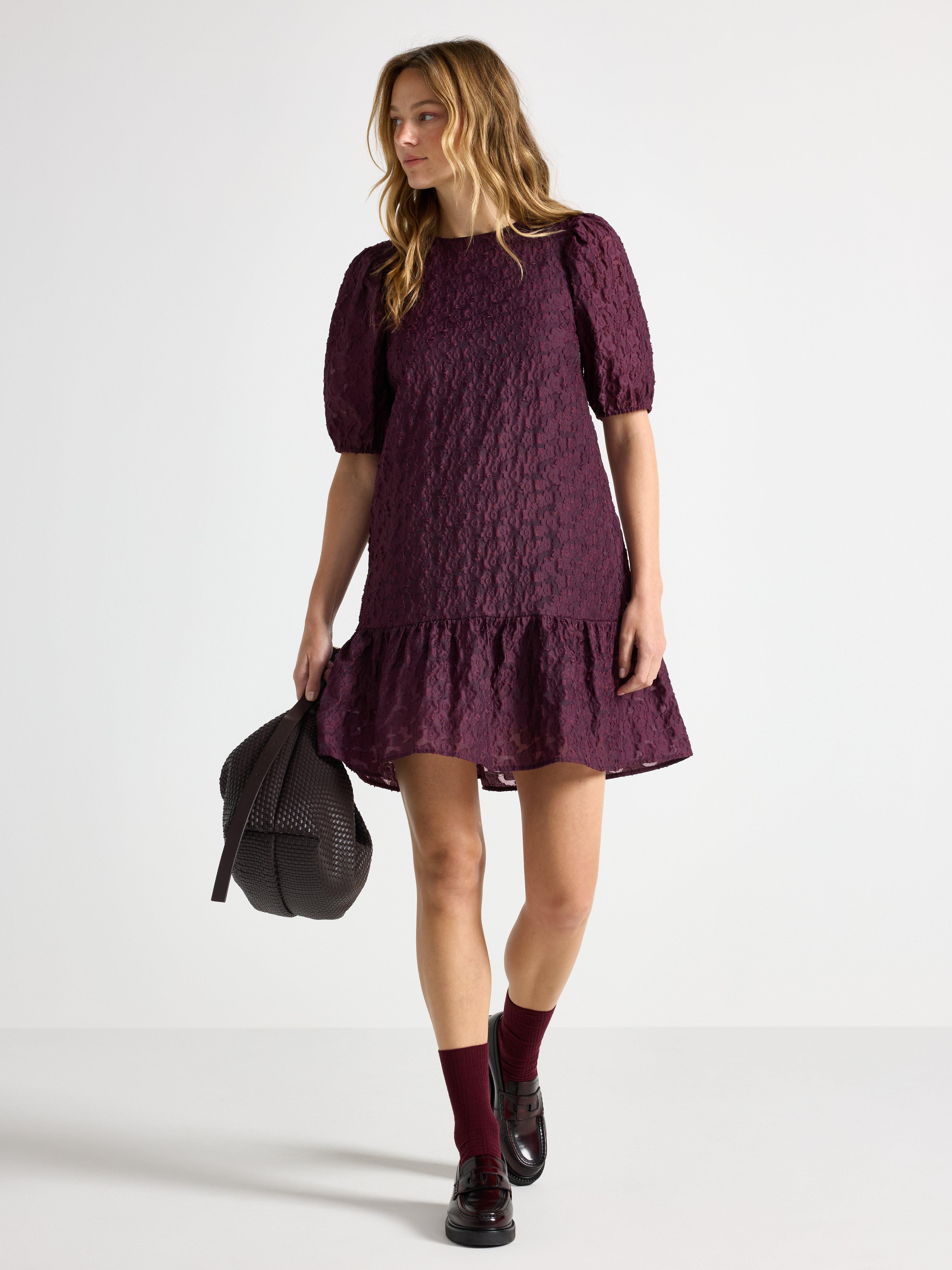 Minivestido con flores color lila oscuro empolvado