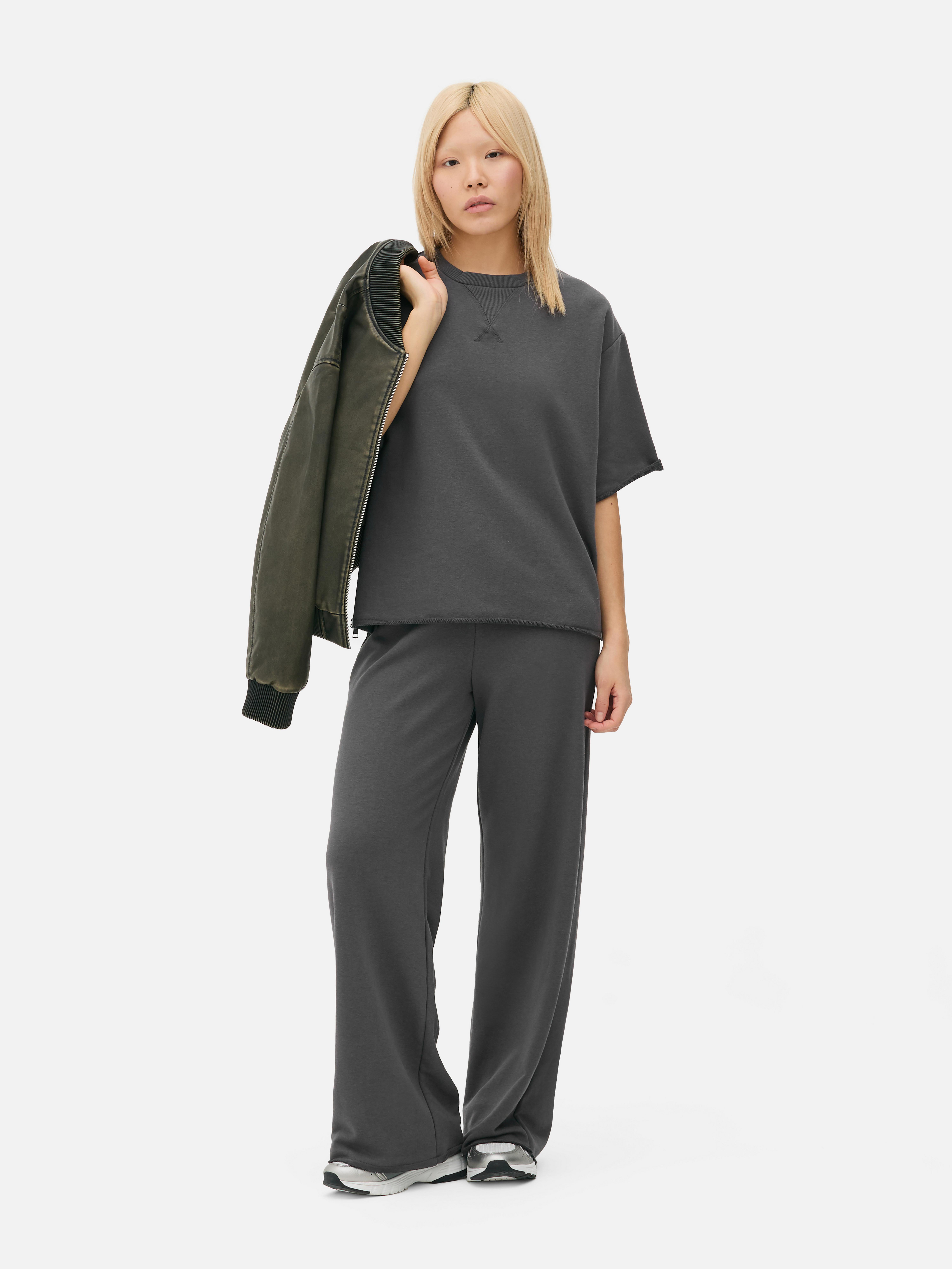 Kurzarm-Sweatshirt. Dieses Sweatshirt hat eine normale Passform, einen Rundhalsausschnitt und kurze Ärmel.