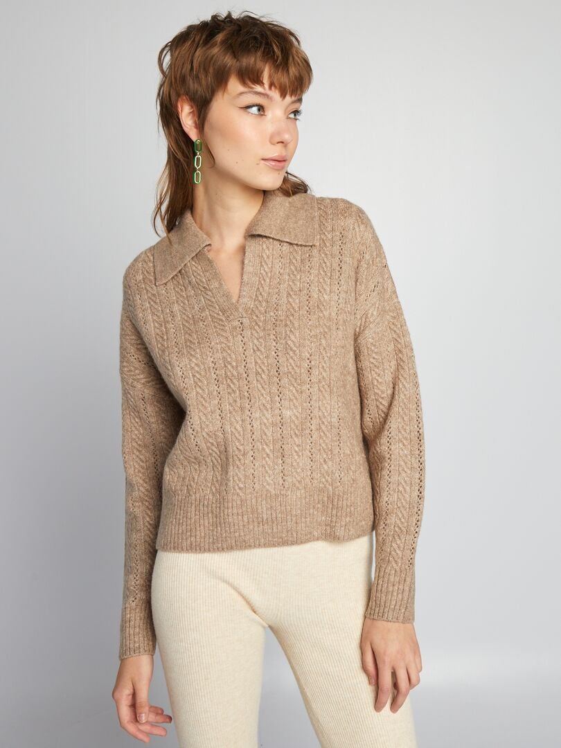 Sweter z dzianiny kablowej z dekoltem w serek – BEŻOWY
