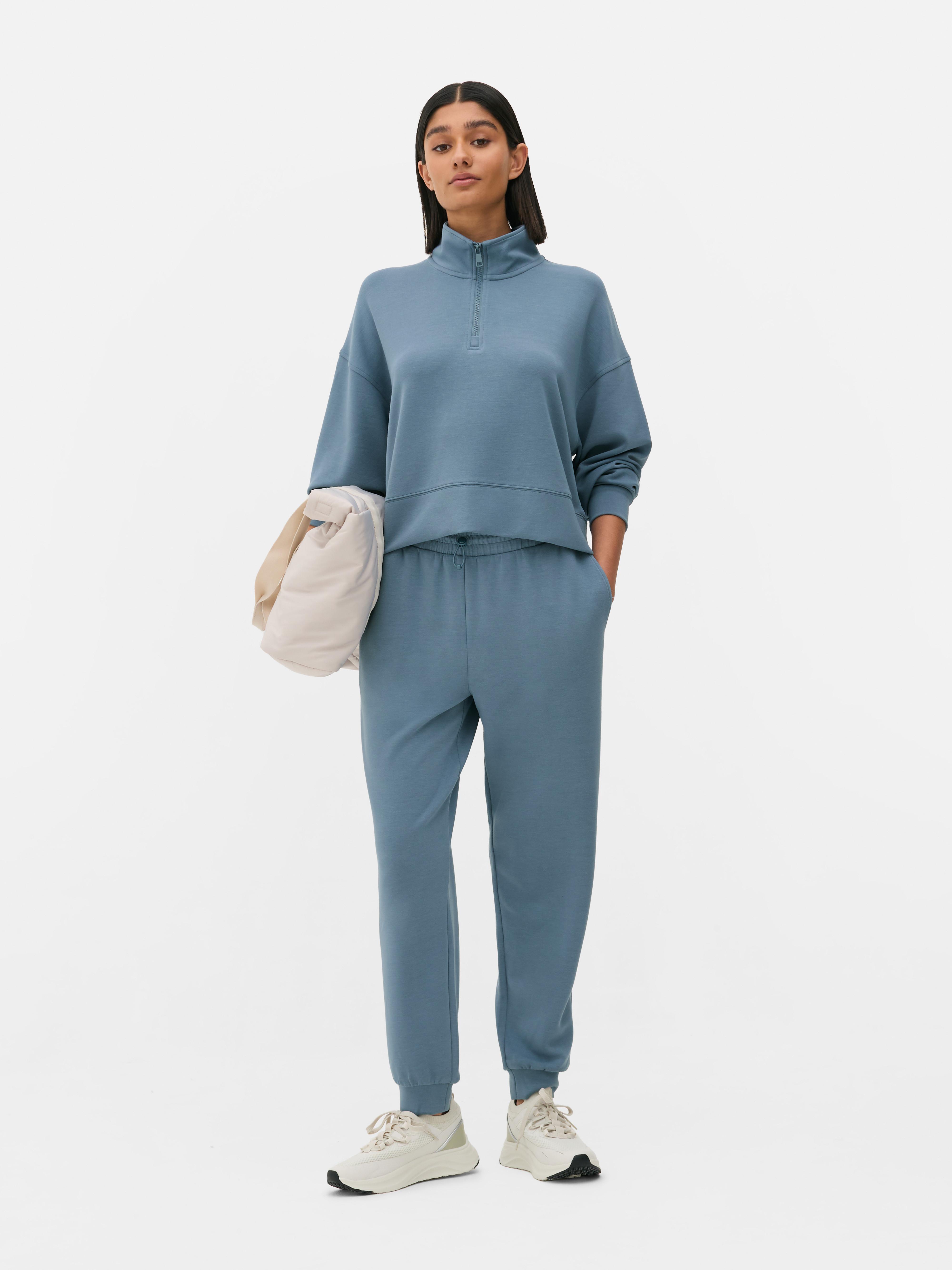 Pantaloni della tuta coordinati con coulisse in vita. Pantaloni morbidi con polsini alle caviglie, vita regolabile e tasche laterali.
