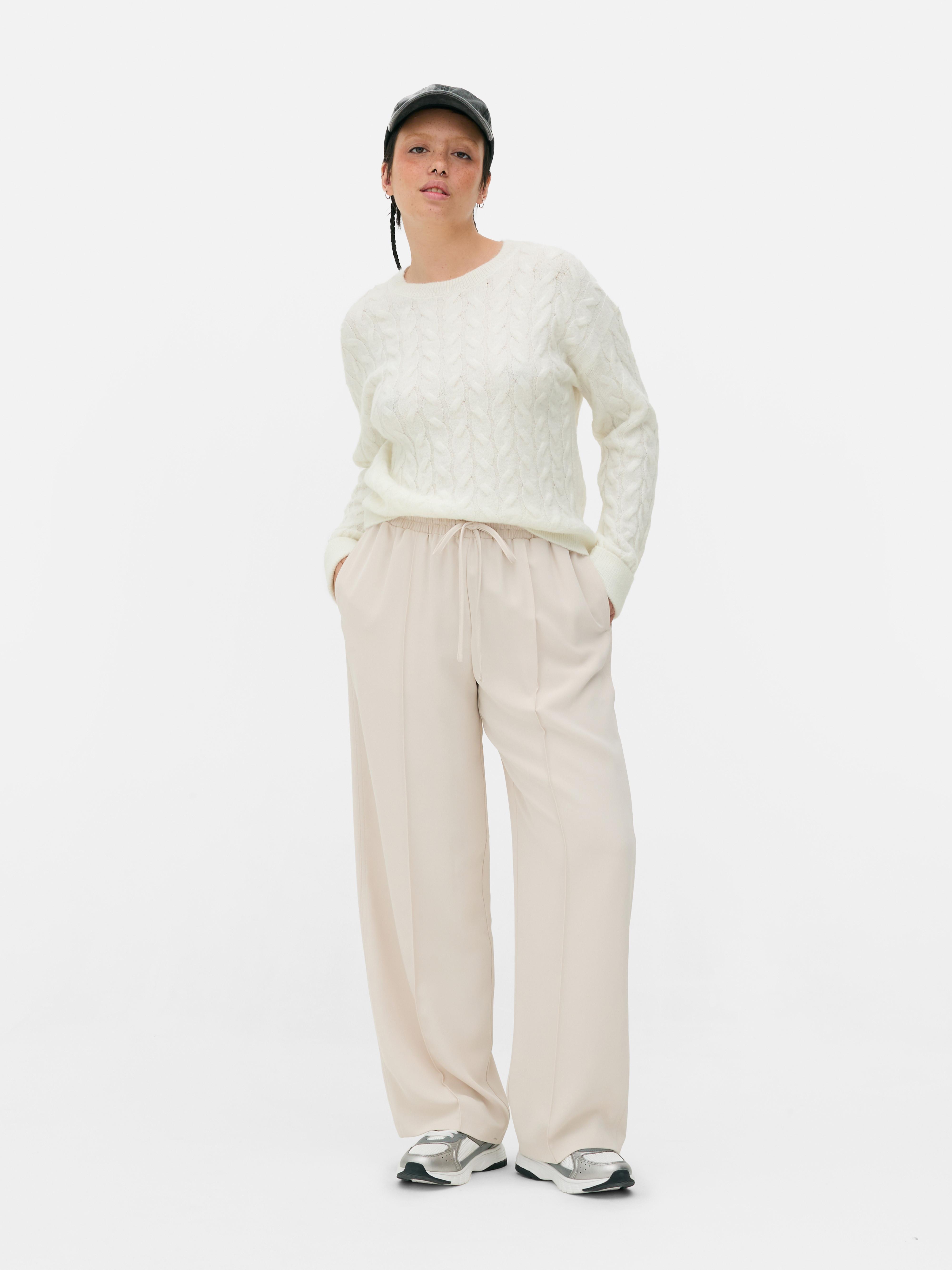 Zopfstrickpullover Ein Zopfstrickpullover mit Rundhalsausschnitt und klassischer Passform