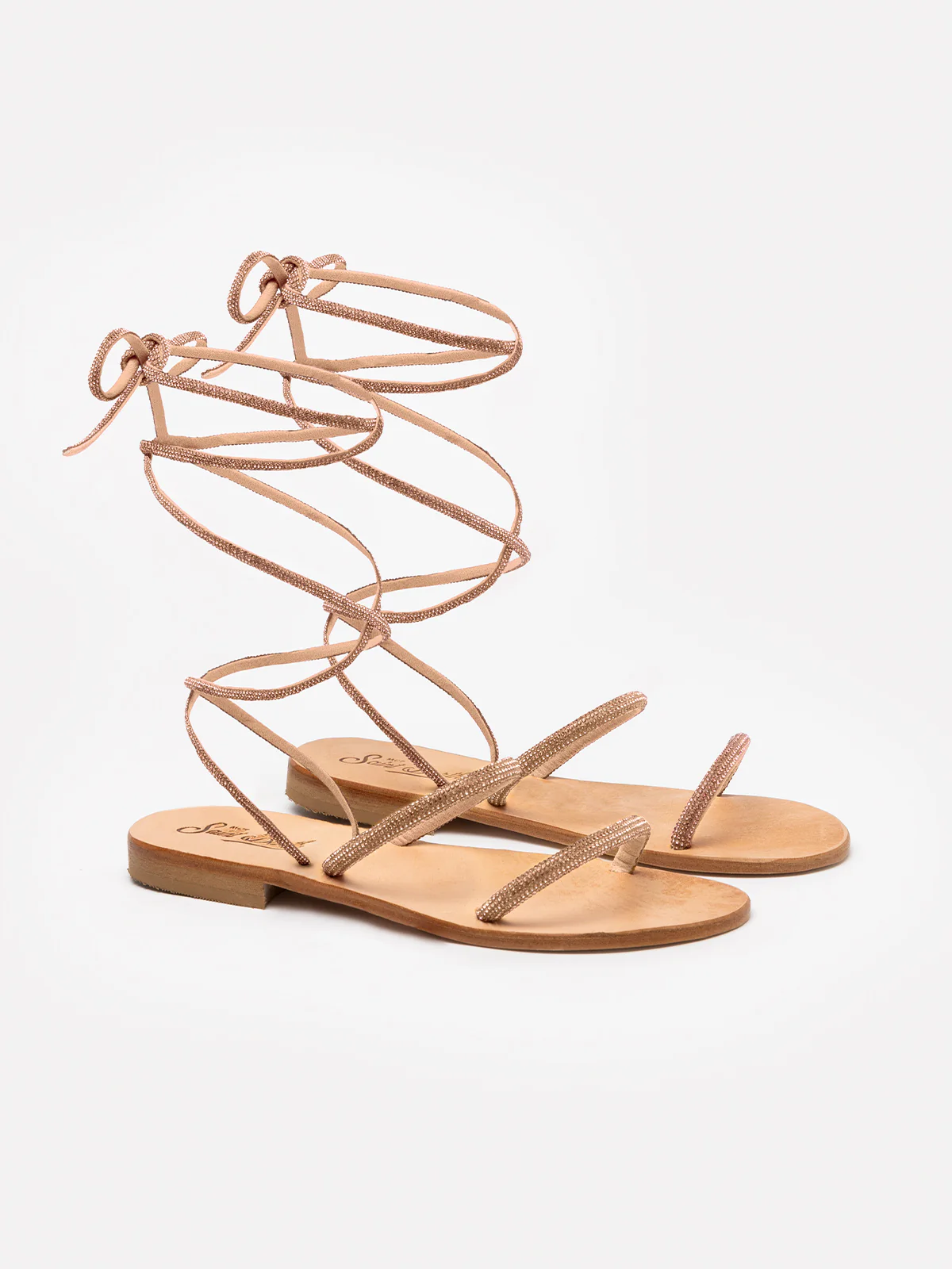Platte sandalen met bandjes en gouden strass-steentjes.
