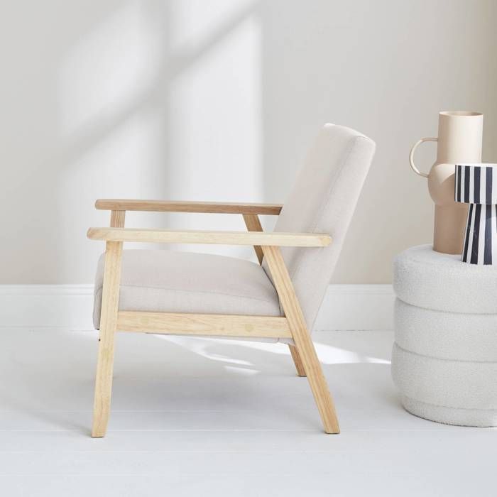 Scandinavische fauteuil van hout met crèmekleurige stof. Isak. Afmetingen: B 64 x D 69,5 x H 73 cm