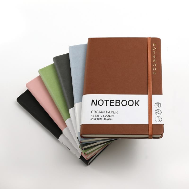 Agenda personalizzata con logo stampato, formato A5, copertina rigida, quaderno in similpelle vegana con griglia punteggiata.