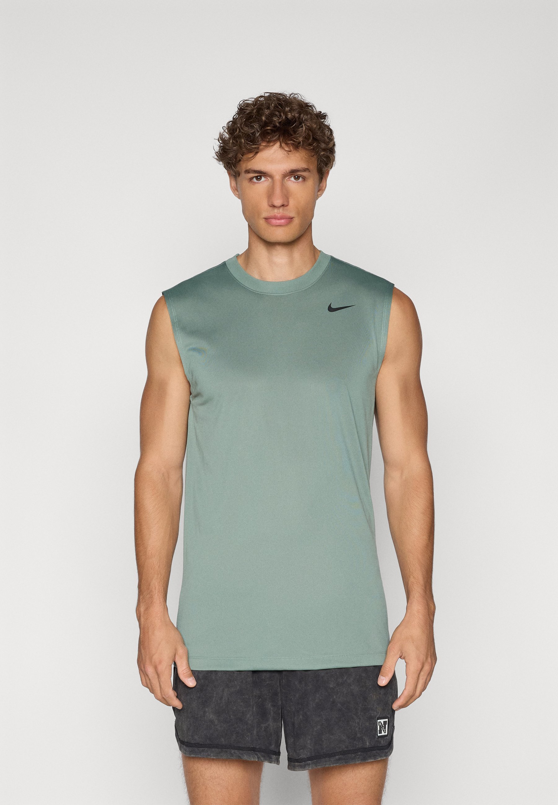Nike Performance TEE RESET - Top - kleigroen/zwart