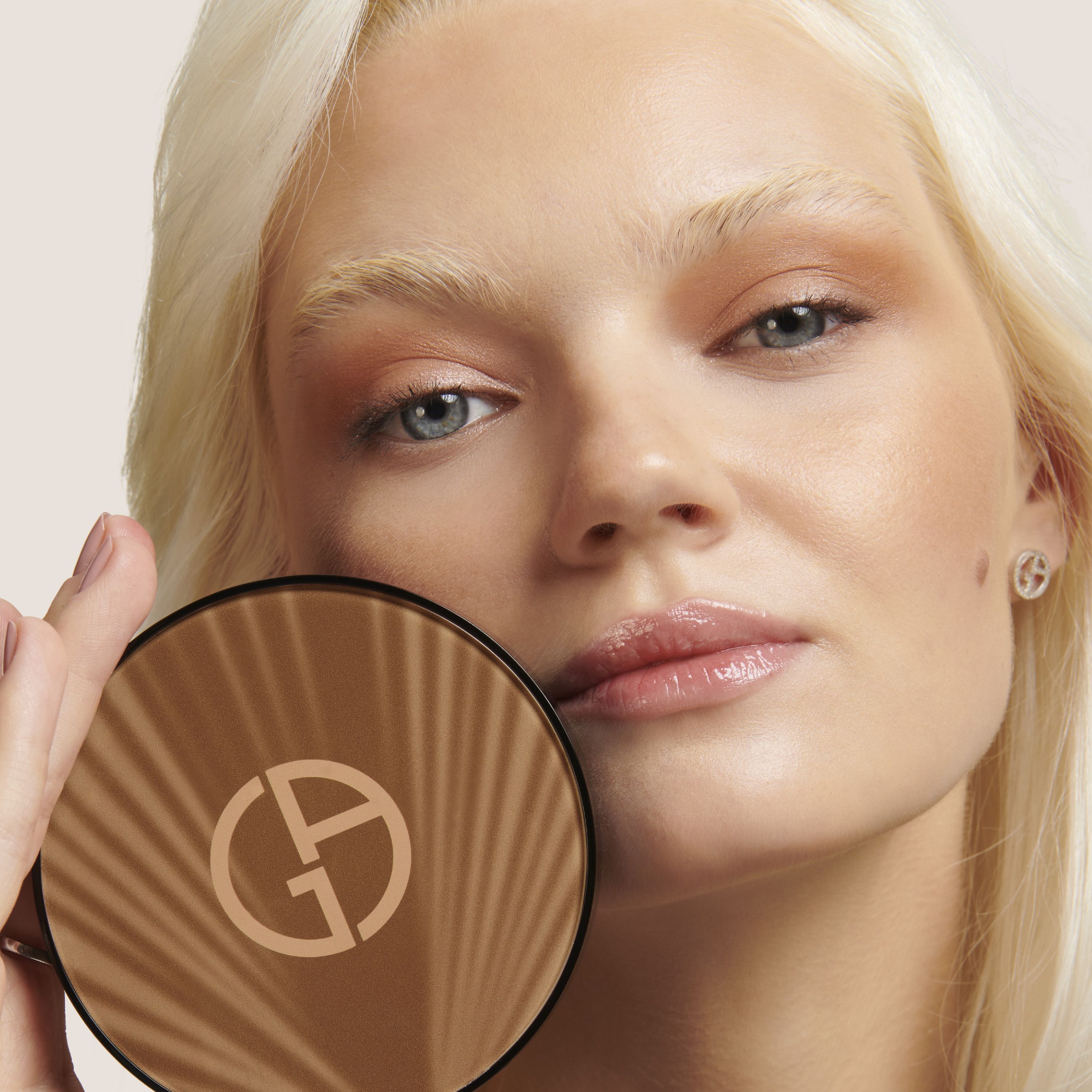 „Luminous Silk Glow Bronzer“ pudra, bronzantė Prabangios kompaktinės ir birios pudros