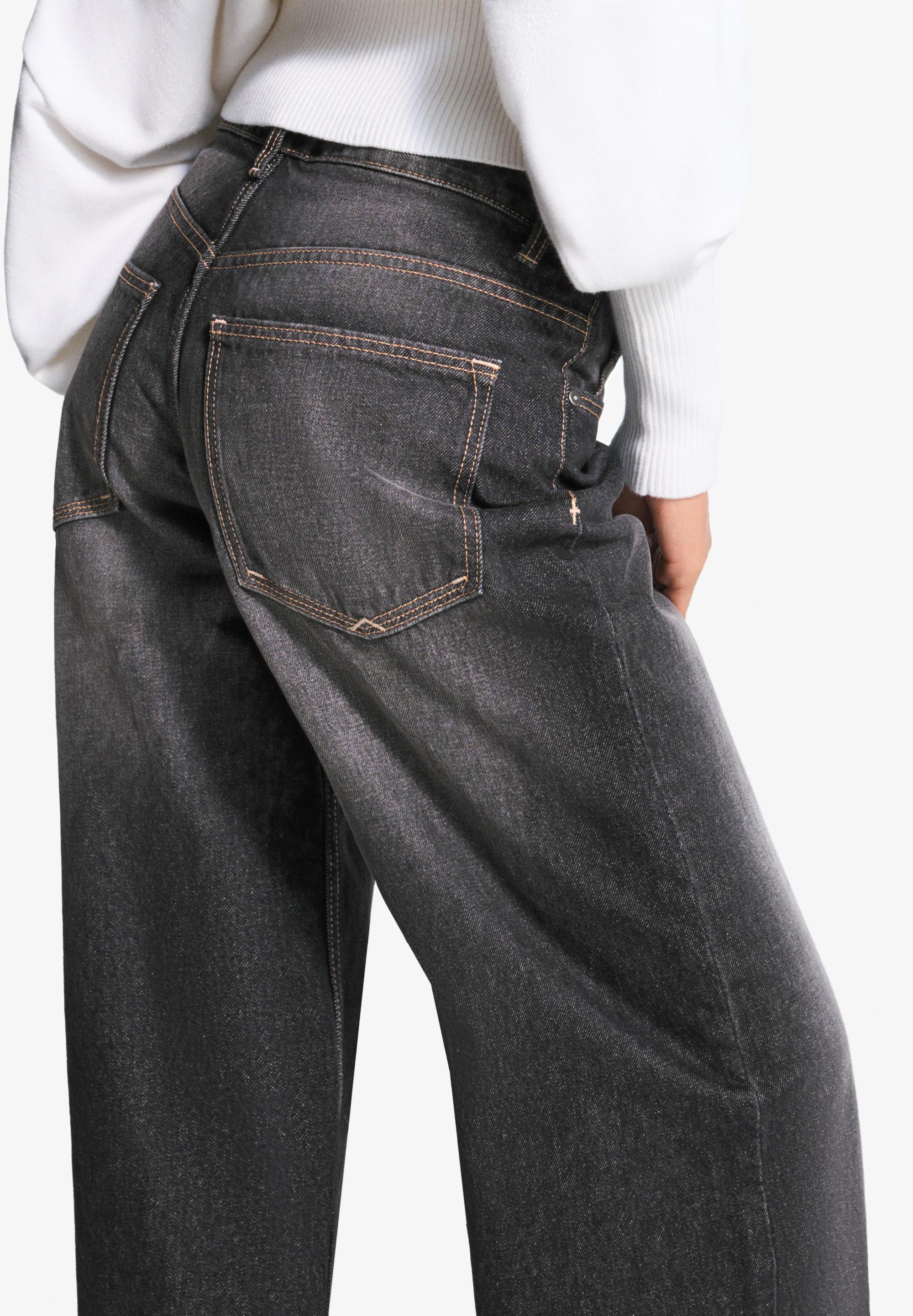 Džíny Bershka Relaxed Fit - černá