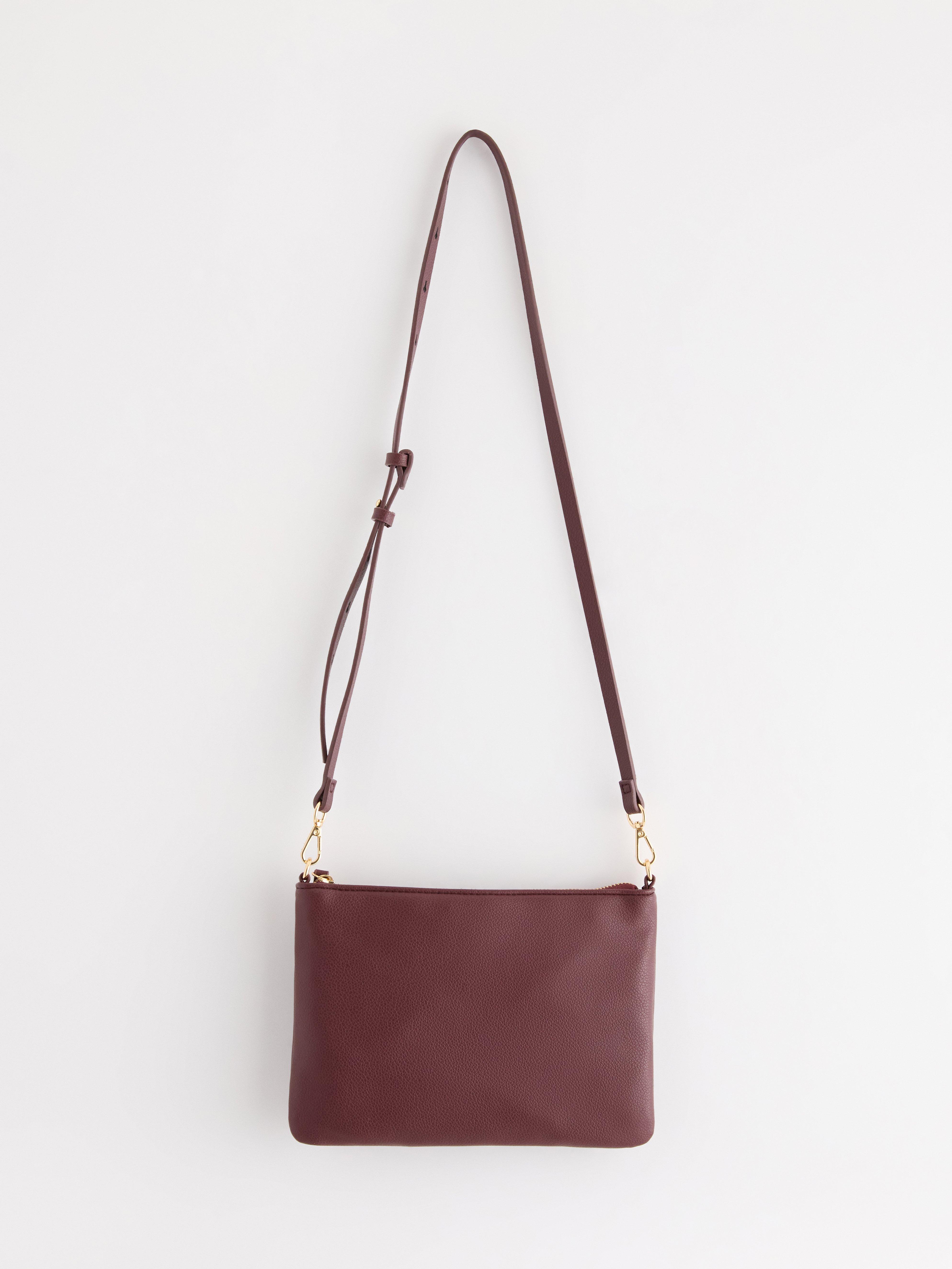 Sac en similicuir rouge foncé